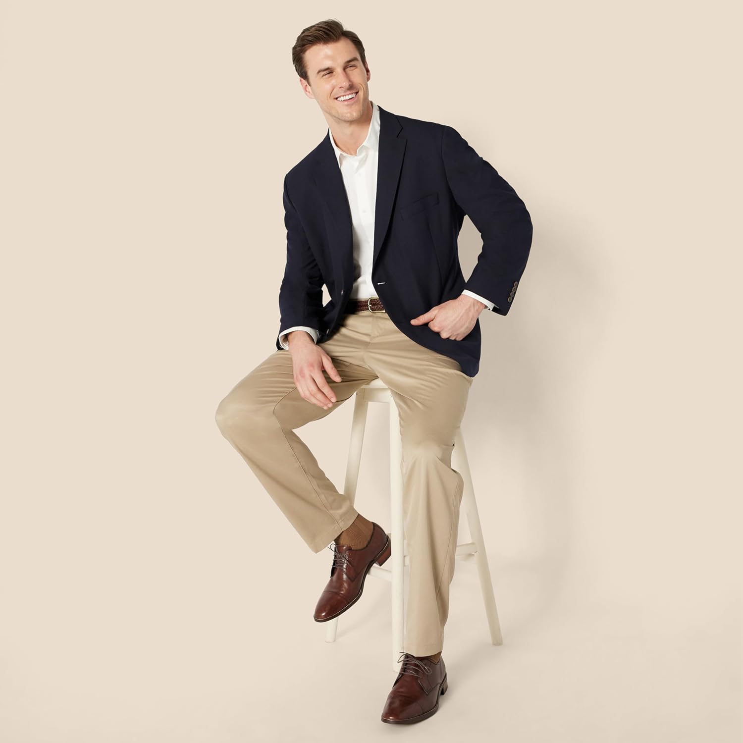 Thumbnail 3 de Amazon Essentials Men’s Long-Sleeve Classic-Fit Button-Front Stretch Blazer