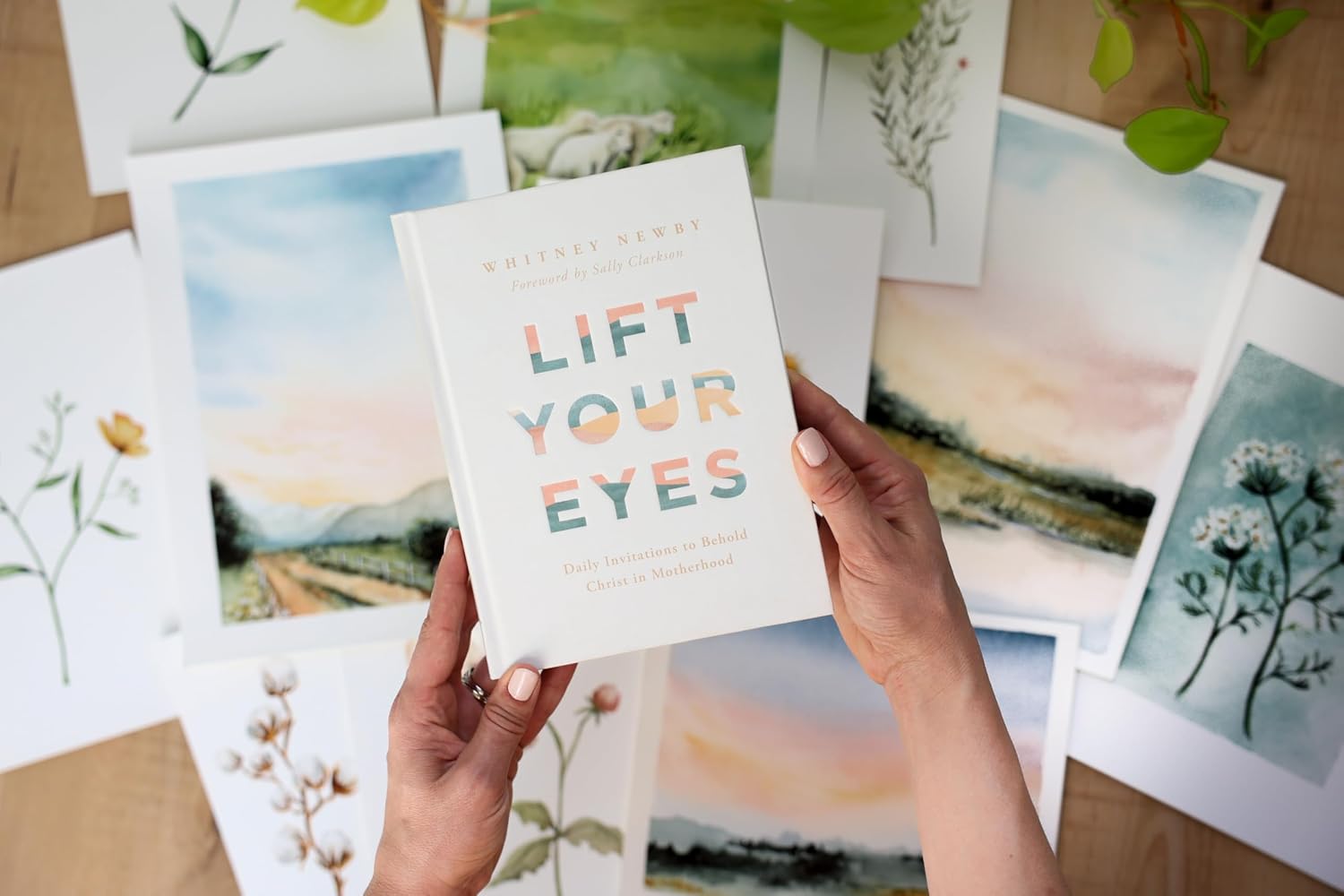 Detalle de Lift Your Eyes: Daily Invitations to Behold Christ in Motherhood — Hardcover Devotional