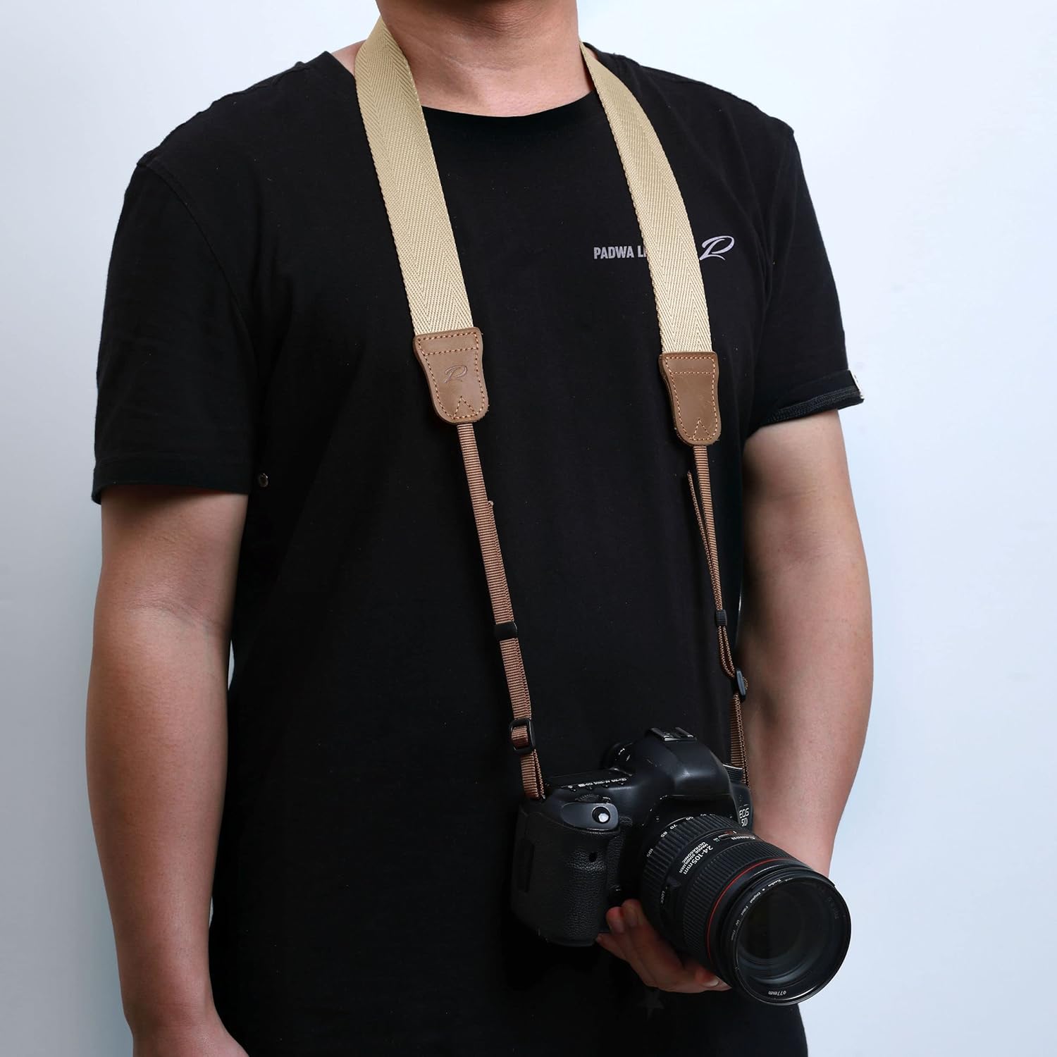 Detalle de Padwa Lifestyle Off White Camera Strap – Double-layer Crazy Horse Ends, 1.5in woven cotton strap