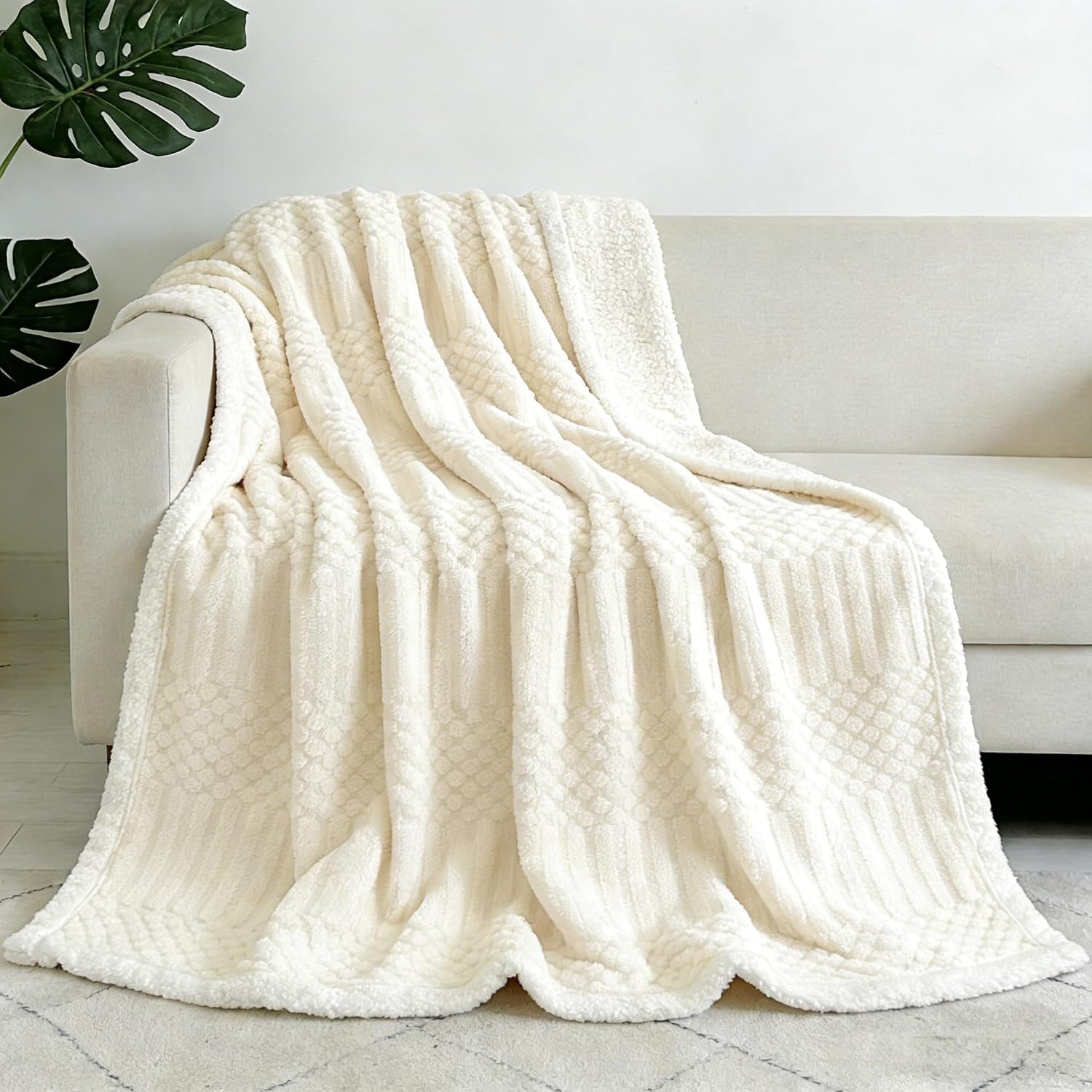 Detalle de Sherpa Fleece Super Soft Blanket 150x200cm – Cream White, Double-Sided for Bed or Sofa