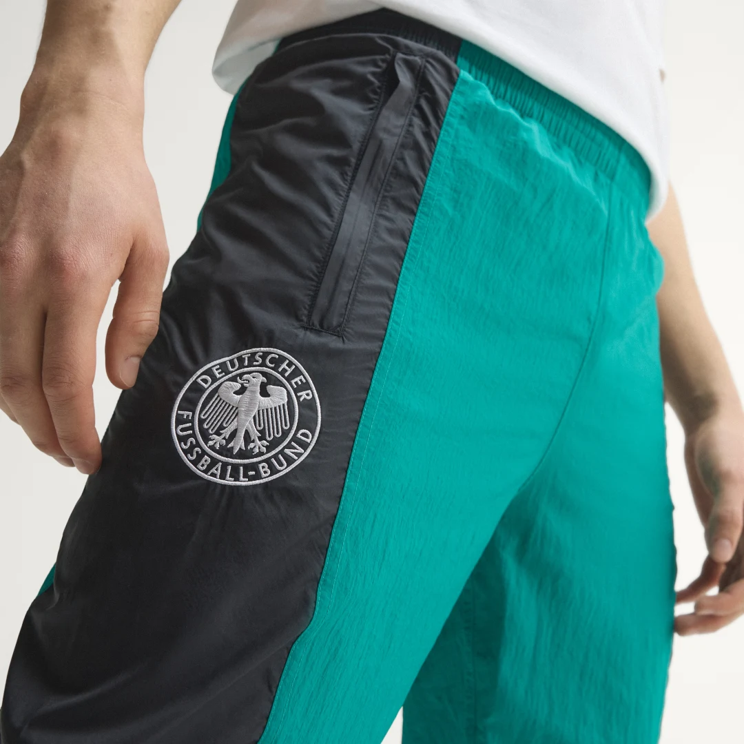 Detalle de Pantalón Alemania EQT de Adidas – verde, estilo urbano y cómodo para el día a día