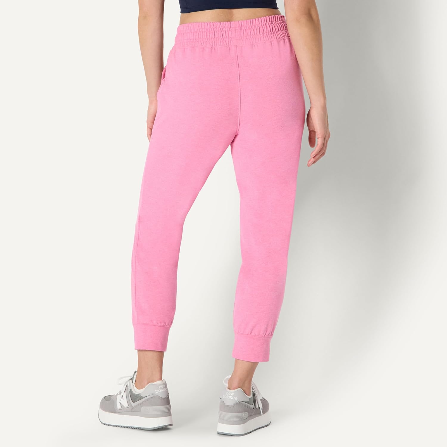 Thumbnail 2 de Amazon Essentials Damen Athletic Soft Performance Lightweight Cropped Capri Jogger Sweatpants – leichtes, vielseitiges Trainingstalent