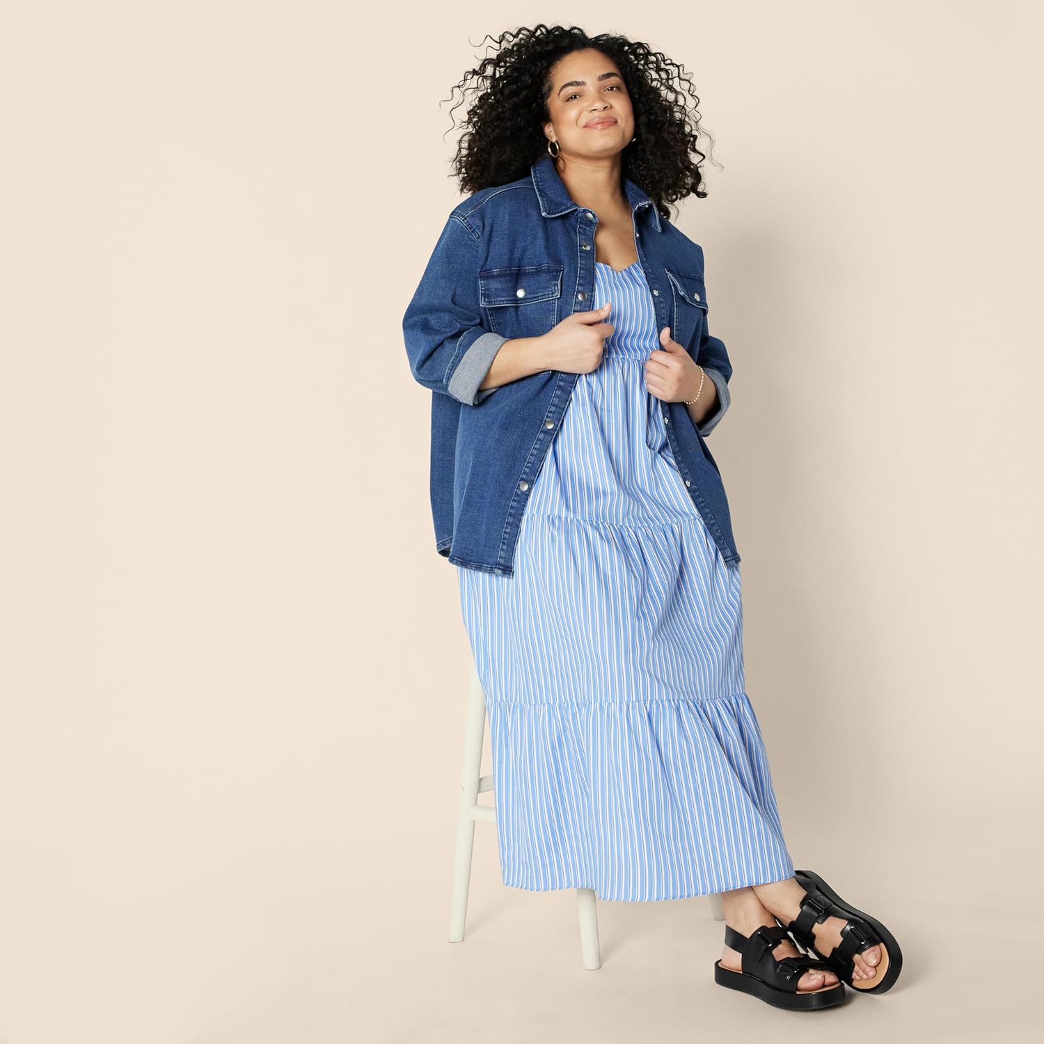 Thumbnail 6 de Amazon Essentials Damen Gestuftes Fit-&-Flare Maxikleid aus Baumwollsatin mit Empire-Taille