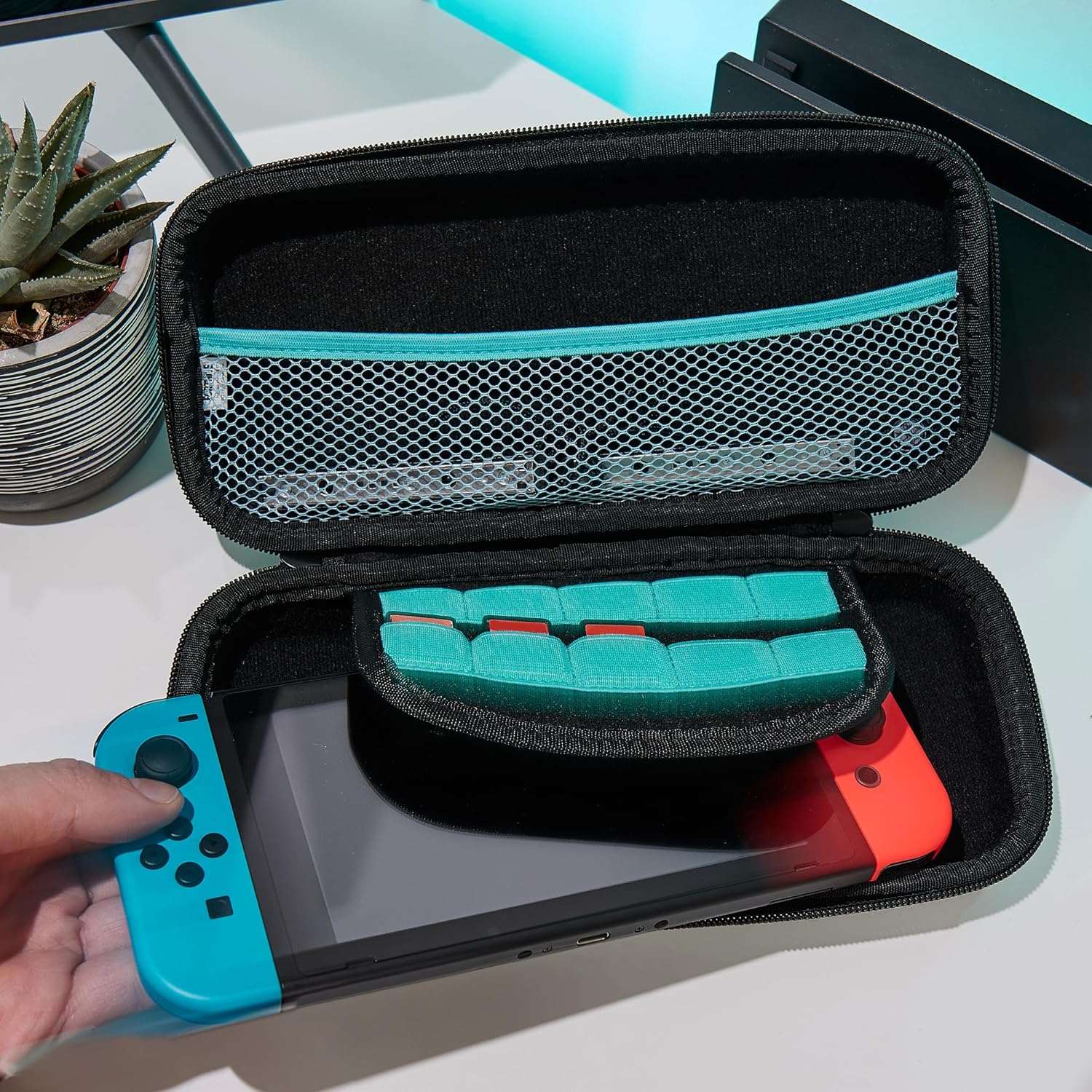 Thumbnail 1 de Numskull Fortnite Nintendo Switch Case – Offizielles Llama Hartschalen-Etuí mit Spielkassetten-Aufbewahrung