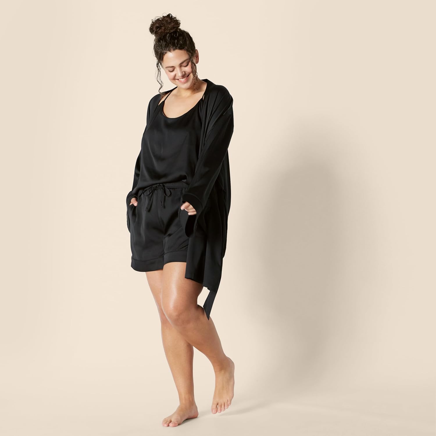Thumbnail 5 de Amazon Essentials Women’s Satin Pyjama Top and Shorts Set