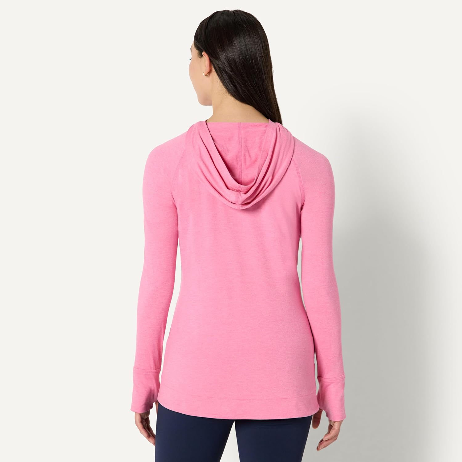 Thumbnail 2 de Amazon Essentials Women’s Athletic Soft Performance Lightweight Long-Sleeve Pullover Hoodie