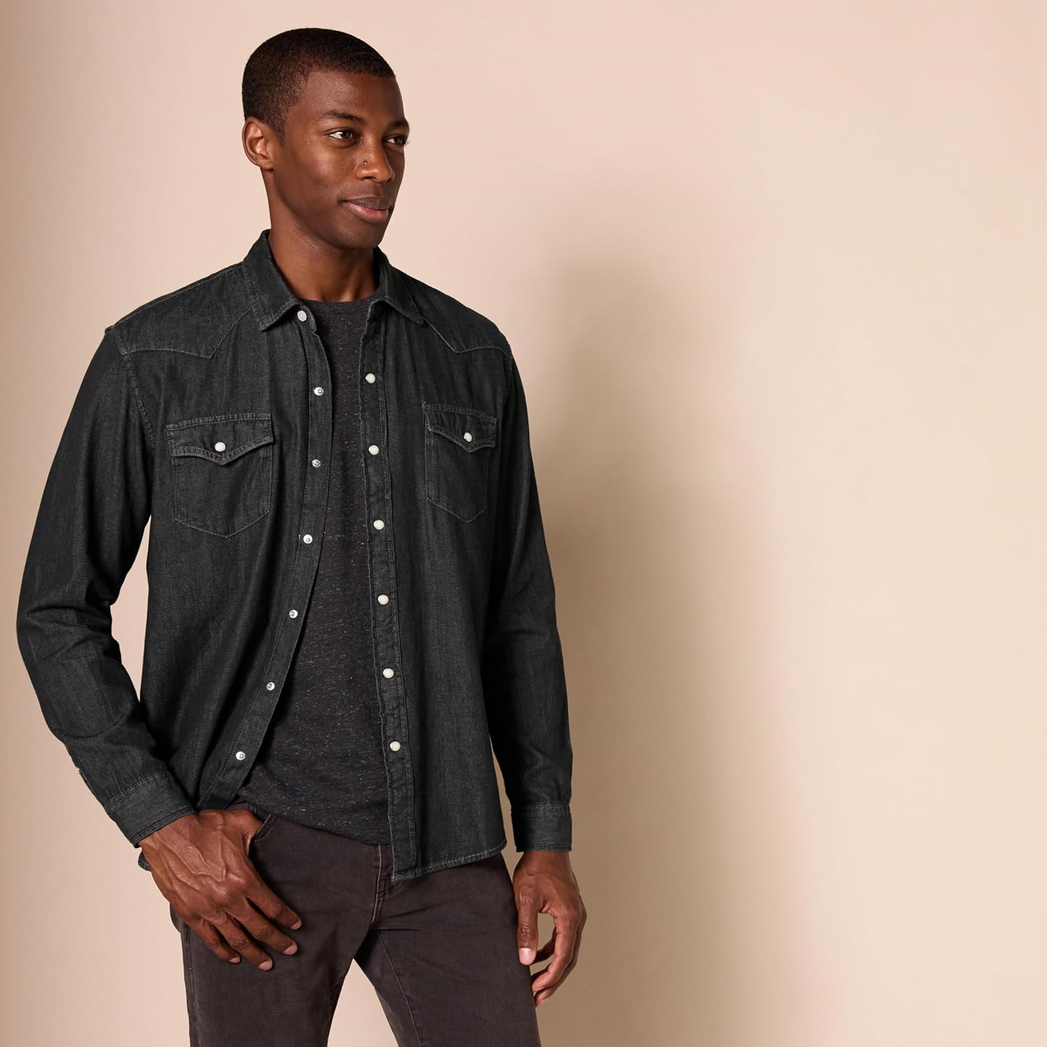 Detalle de Amazon Essentials Herren Jeanshemd mit Stehkragen (normale Passform) – langarm