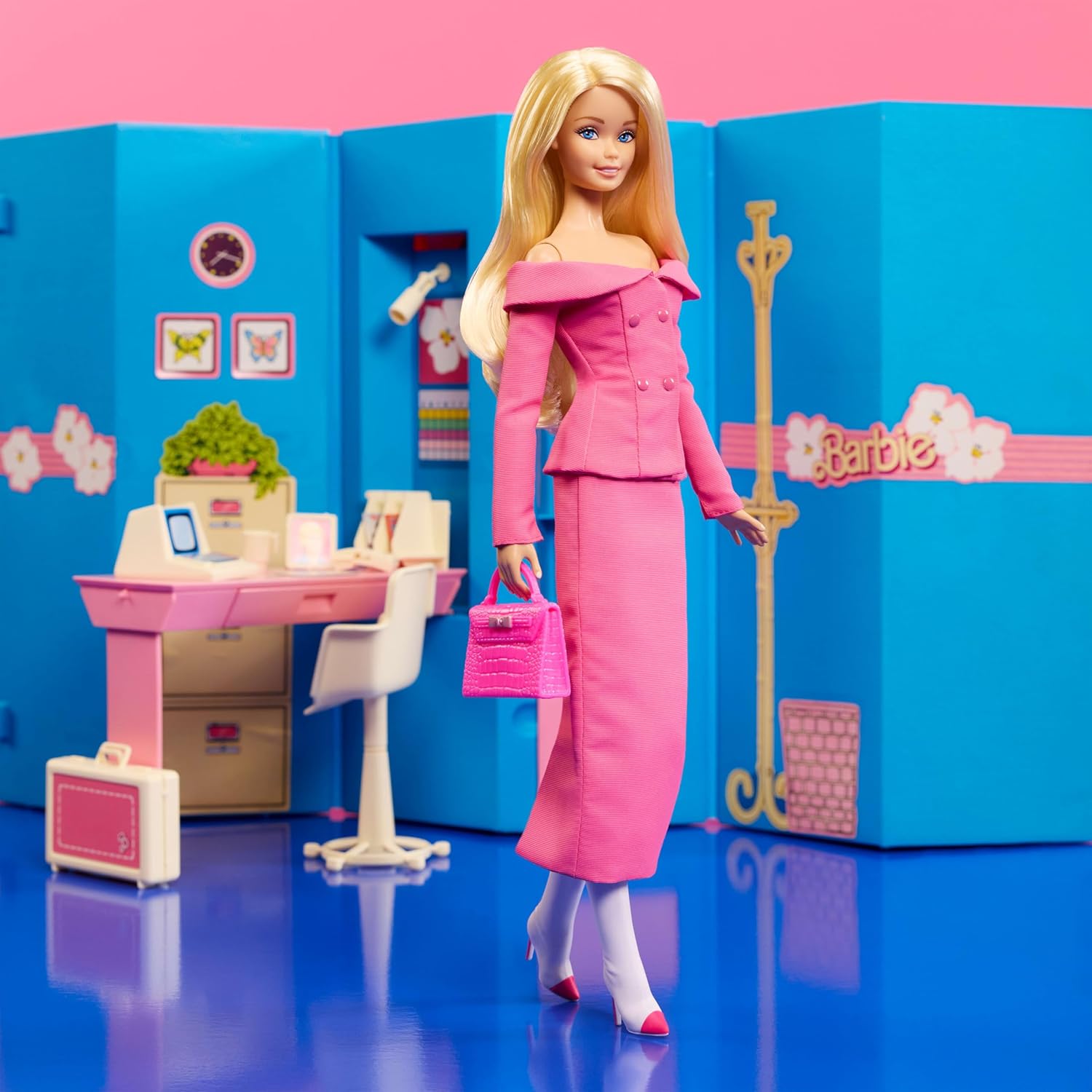 Thumbnail 1 de Barbie Signature Styled by Andrew Mukamal – Sammelpuppe JBH81 mit 3 Day-to-Night Looks