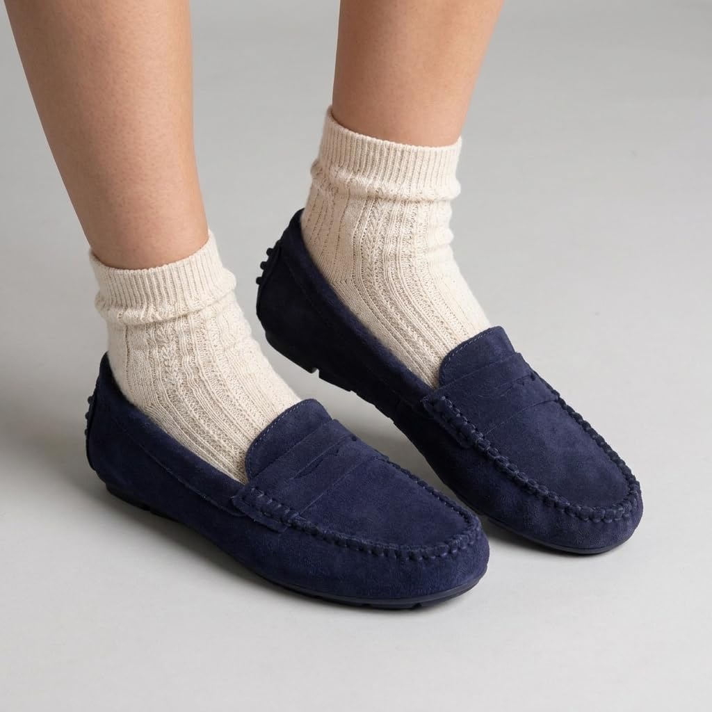 Detalle de CUSHIONAIRE Daley Women's Suede Penny Loafers with Flexible Rubber Outsole