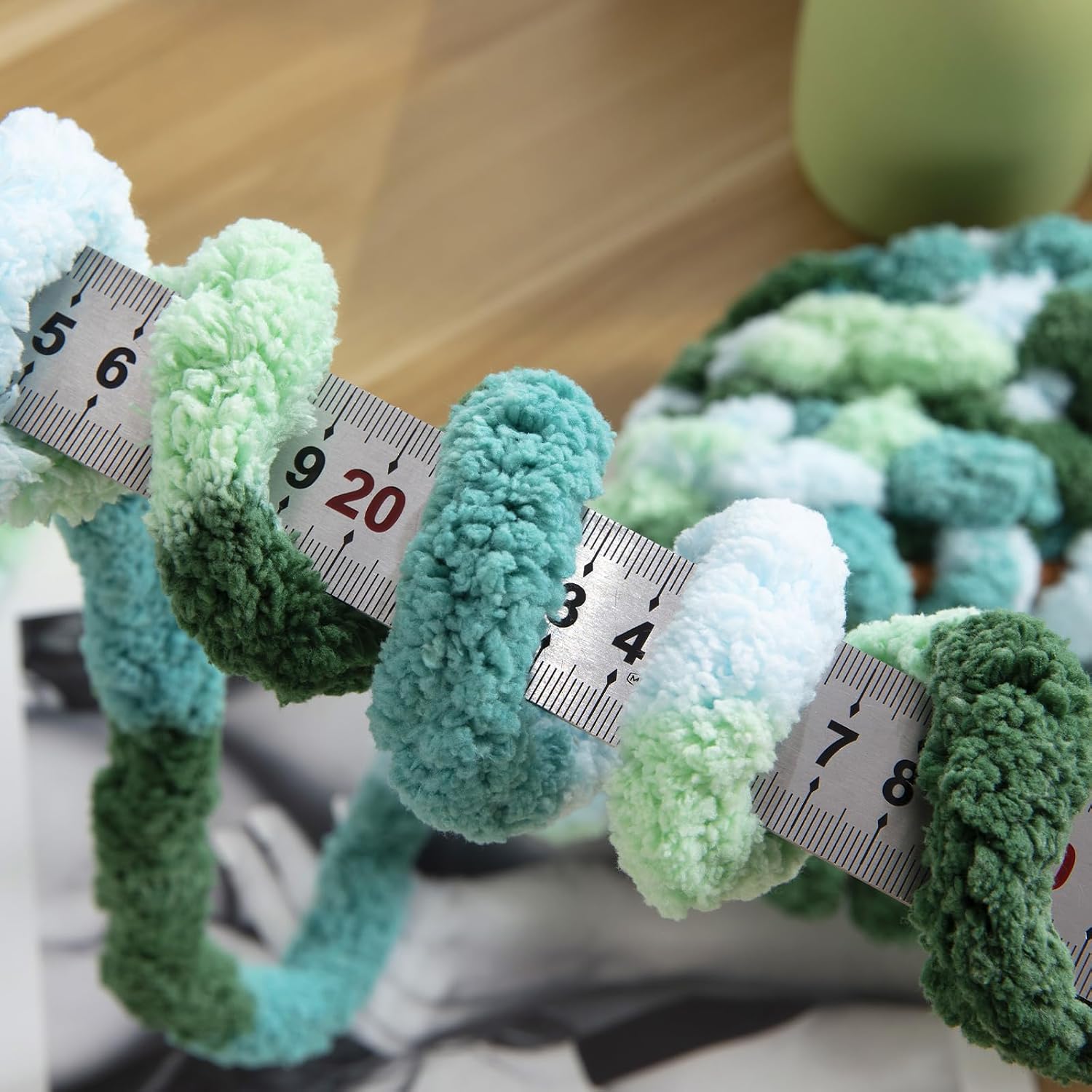 Detalle de HOMBYS Chunky Chenille Yarn 8-Skein Pack
