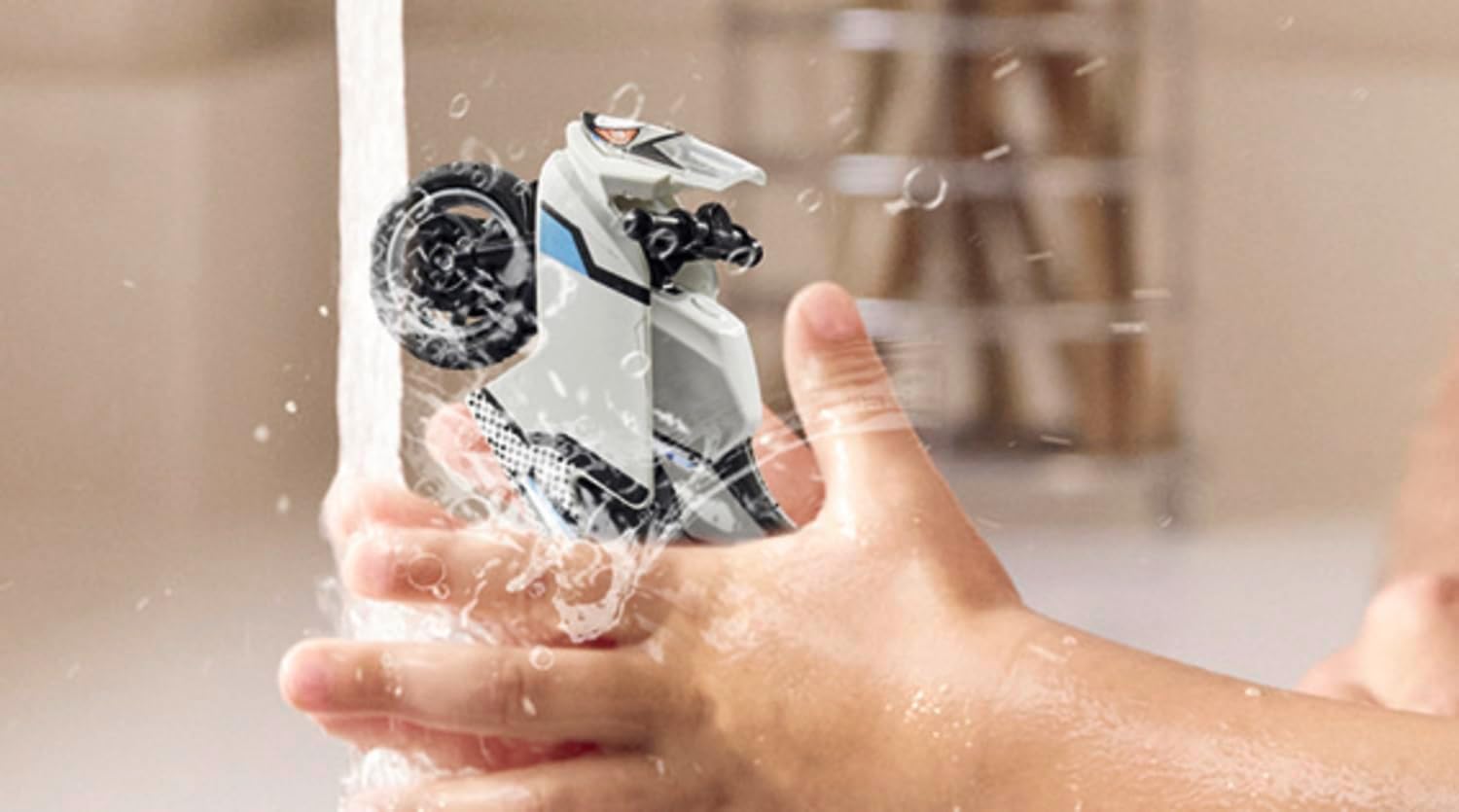 Detalle 1 de PLAYMOBIL Color 71377 Motocykl do kolorowania z rampą i zmywalnymi pisakami