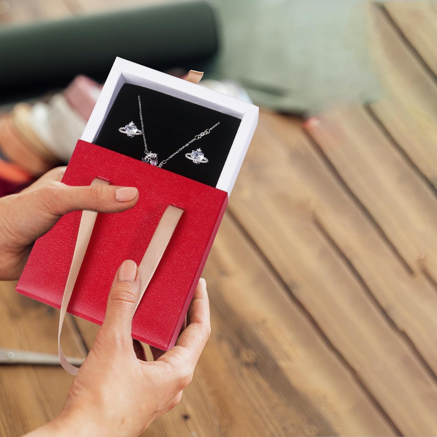 Detalle de 8.3×8.3×3cm Jewellery Gift Box with Handle (Red) – Multi‑slot, DIY Friendly