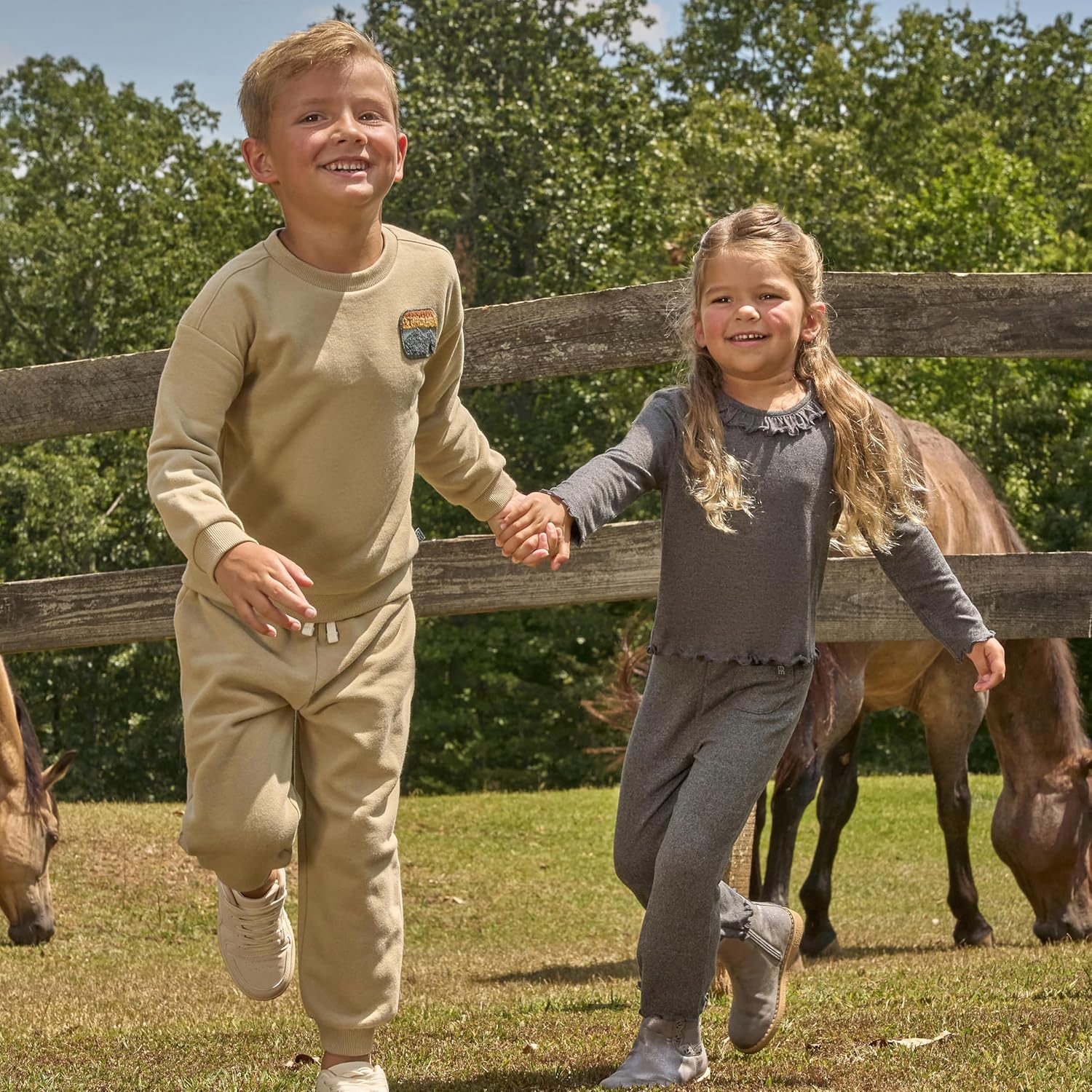 Detalle 1 de Modern Moments by Gerber Toddler Sweatshirt and Jogger Set 4T