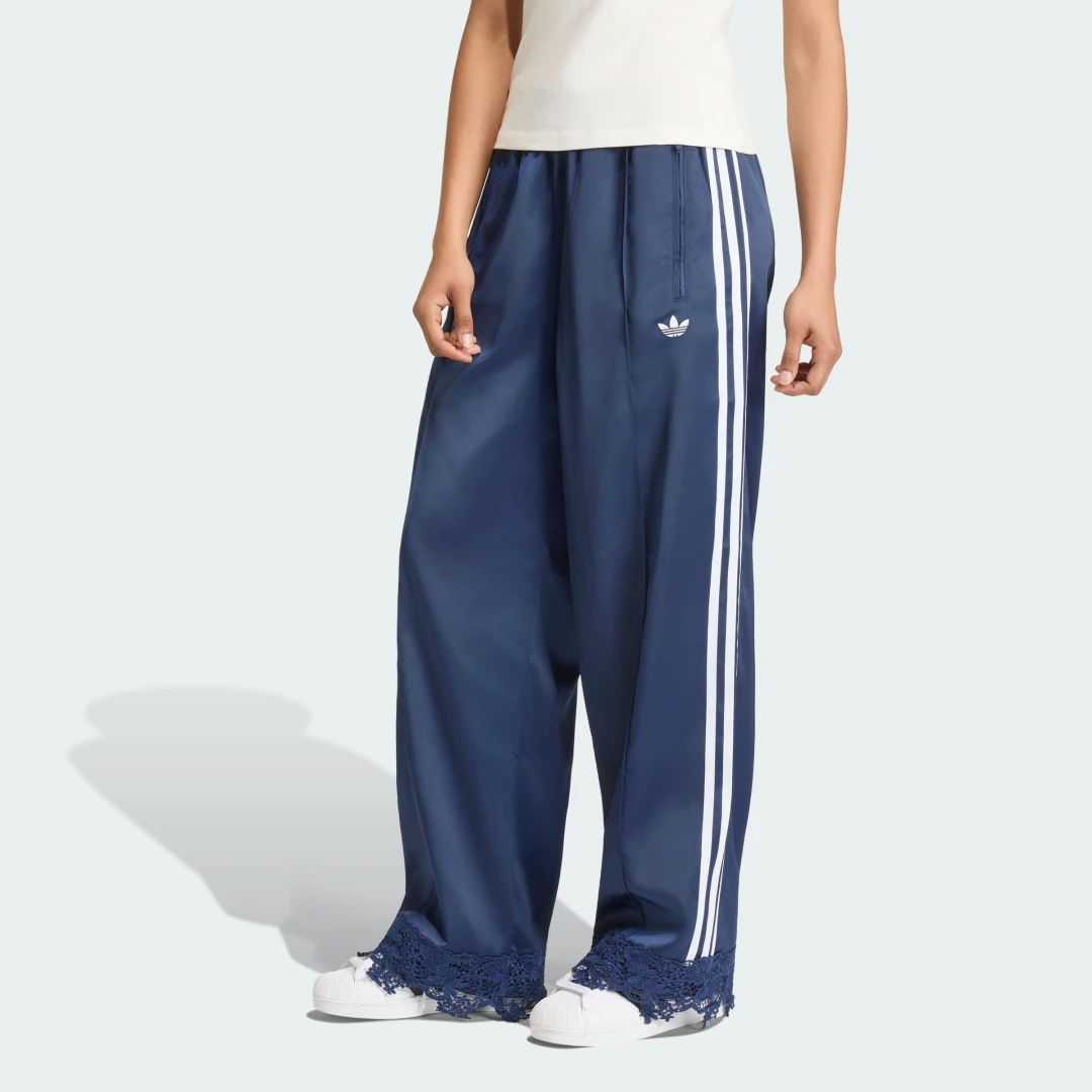 Detalle de Pantalón holgado de raso con encaje Adidas Originals Firebird – azul