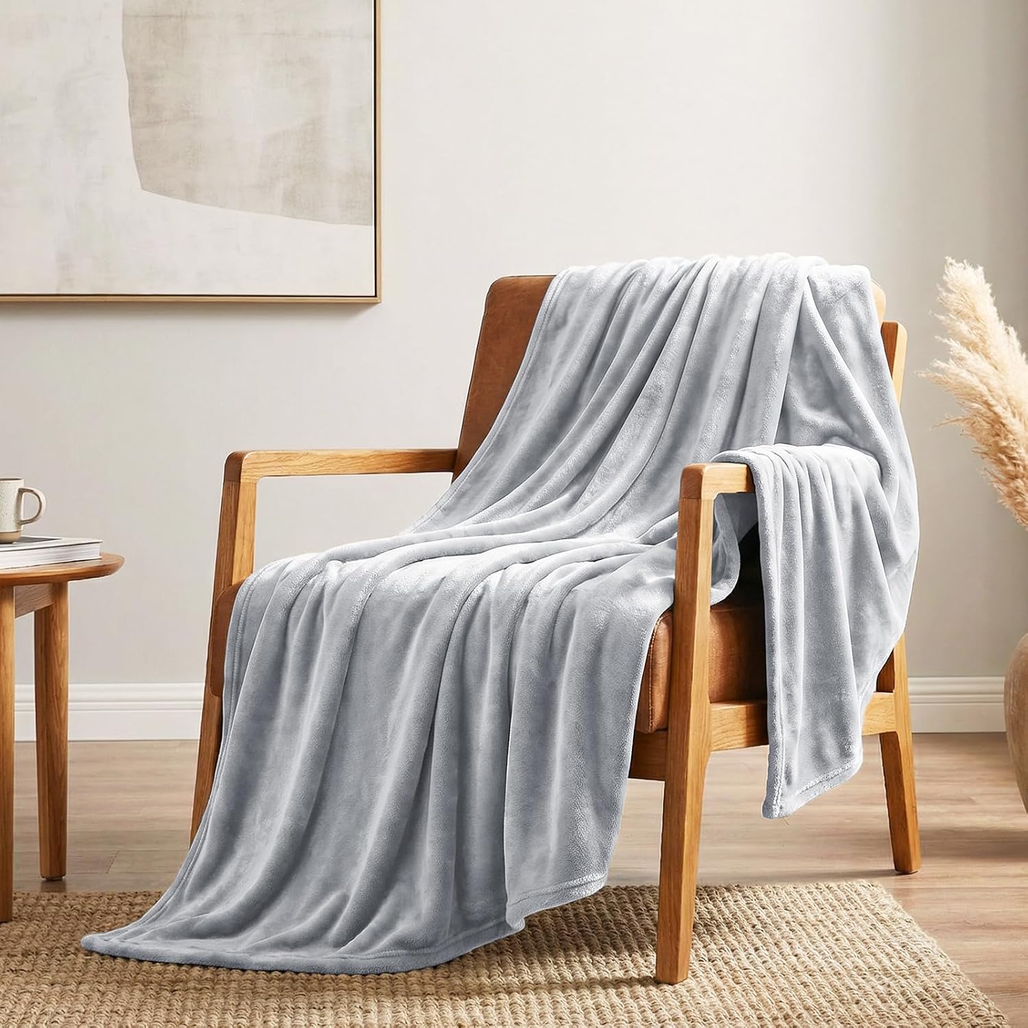 Detalle de CozyLux Kuscheldecke Flauschig 2er Set (150x200 cm) in Hellgrau – warme, leichte Wohlfühldecken aus Flanell