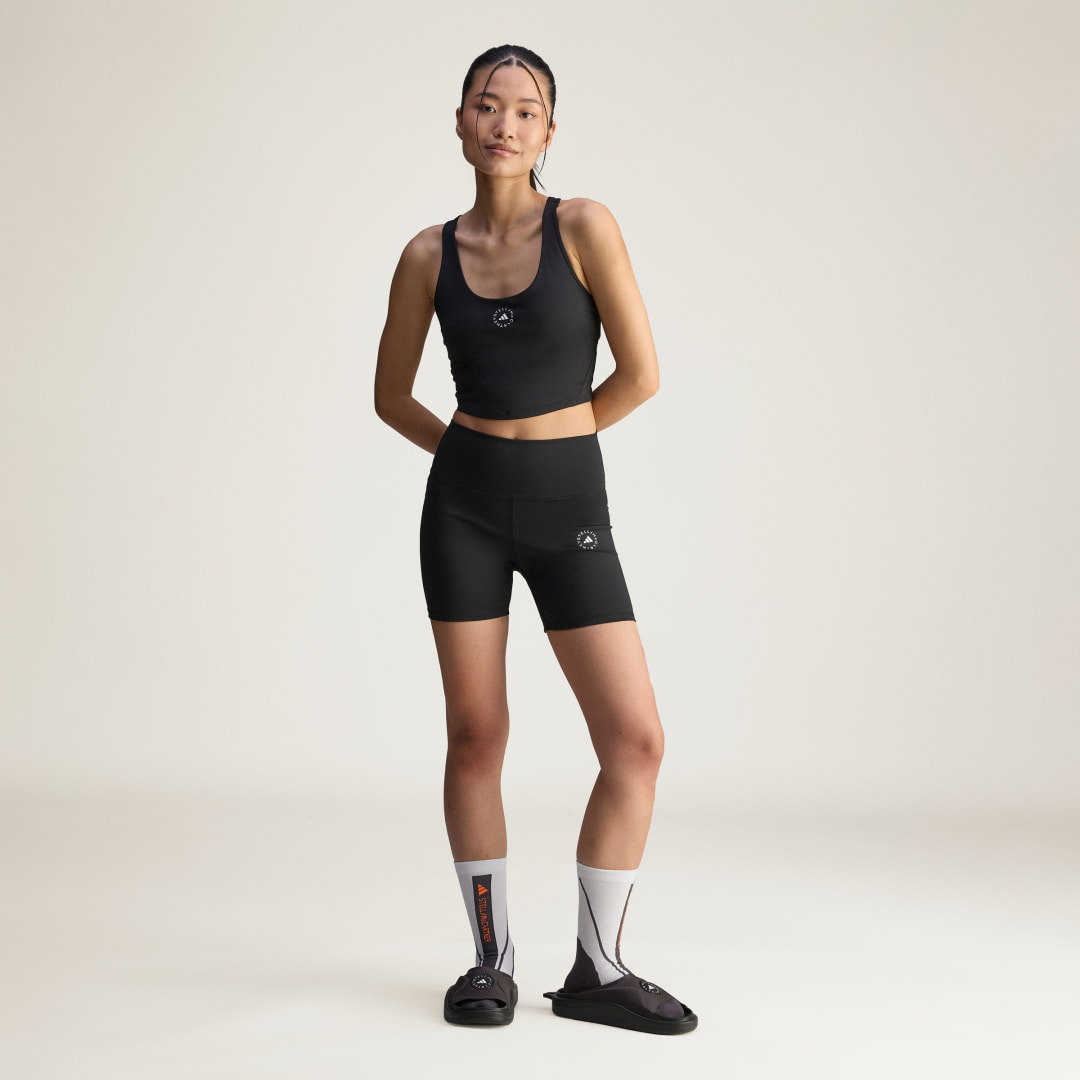Detalle de Mallas cortas adidas by Stella McCartney Yoga — negras, para tus sesiones de yoga y entrenamiento