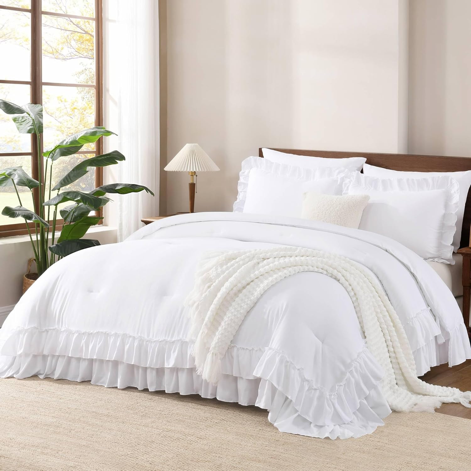 Detalle de Andency White Comforter Set Queen Size — Lightweight Ruffle 3-Piece