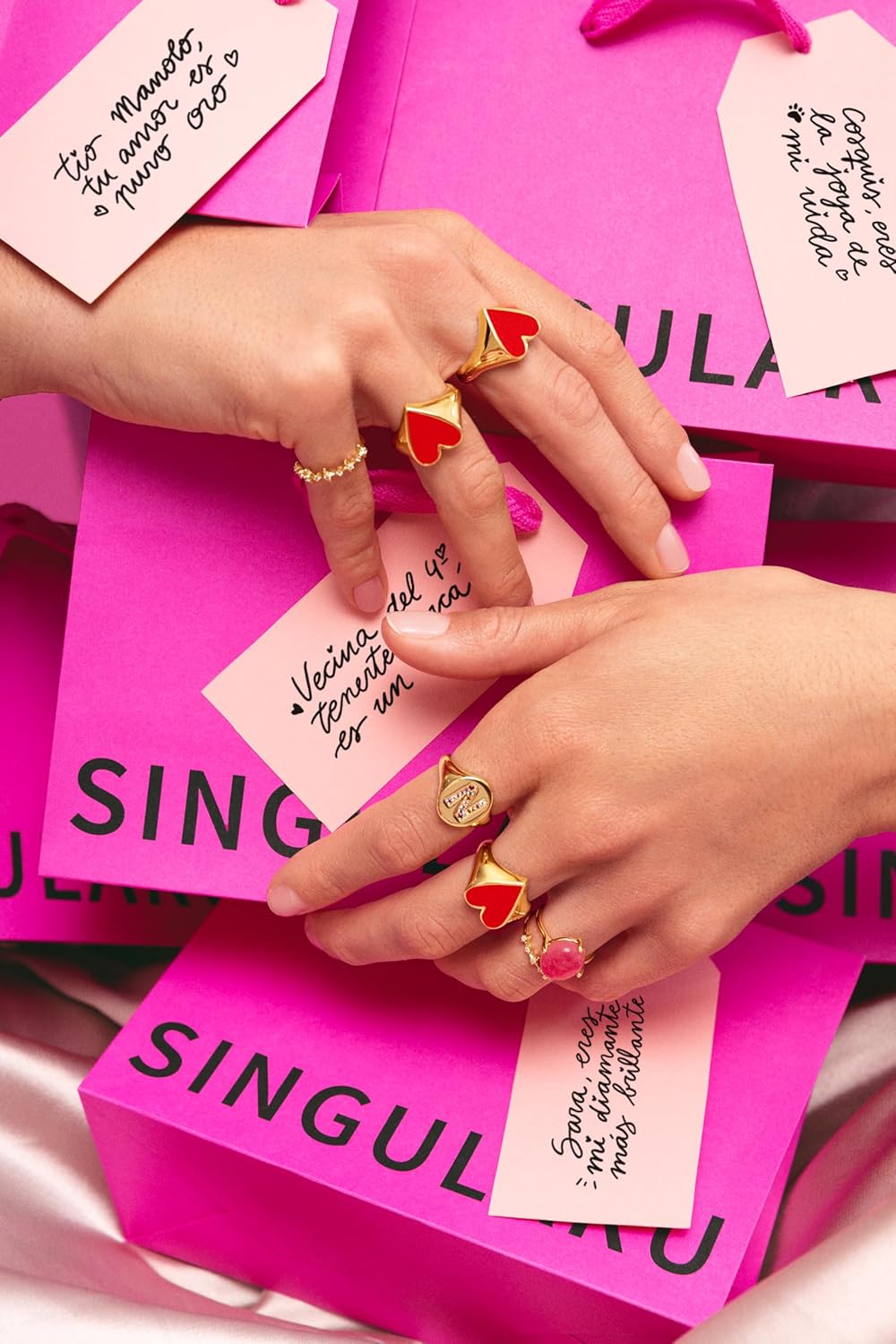 Detalle 1 de SINGULARU Anillo Signet letra R, baño 18 Kt 💍