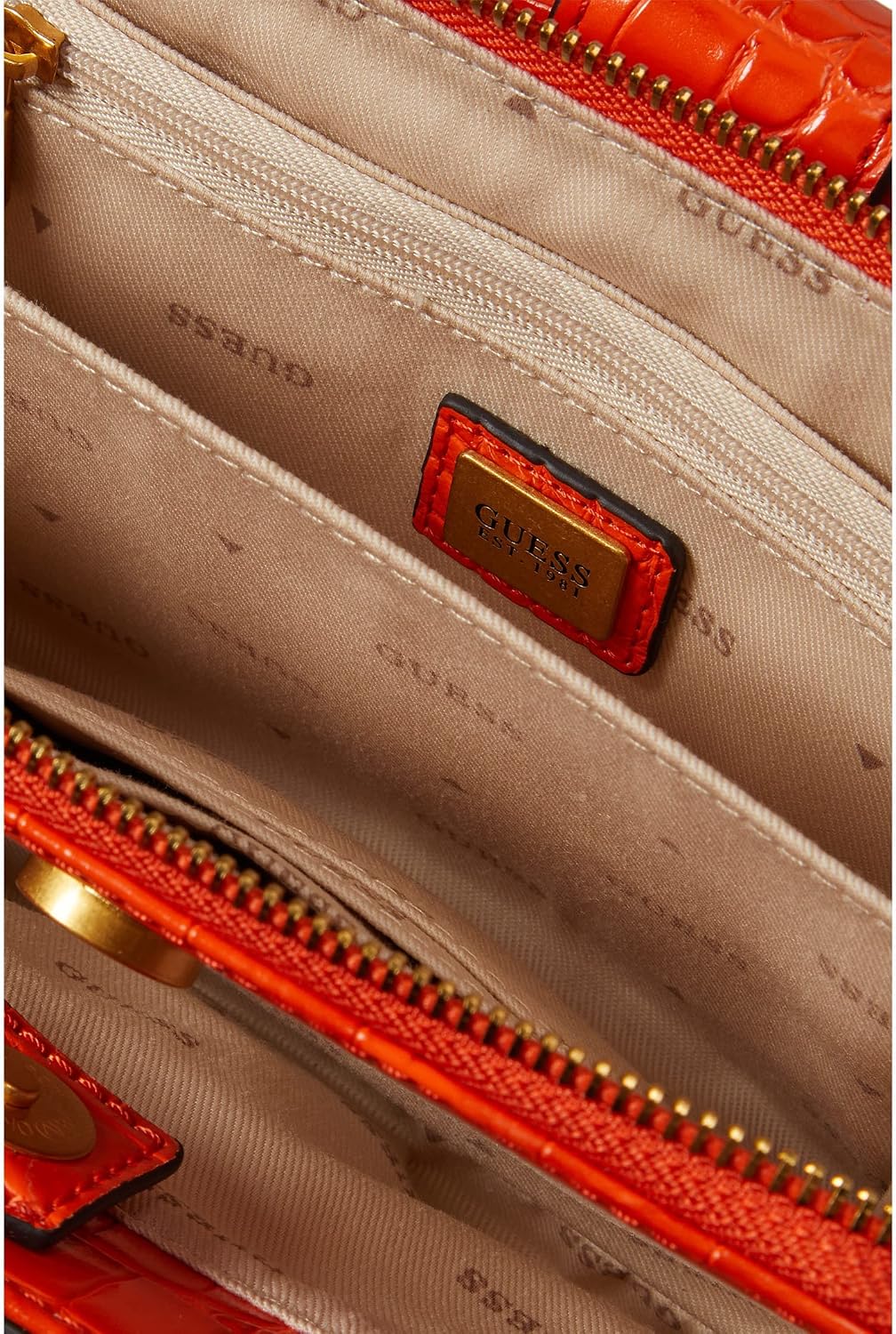 Detalle de GUESS Desideria Flap Shoulder Bag — Élégance sobre en similicuir