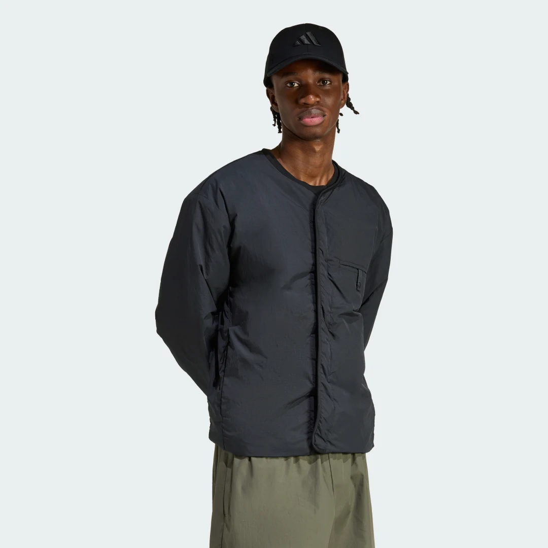 Detalle de CHAQUETA ALL SZN LINER de Adidas – NEGRO