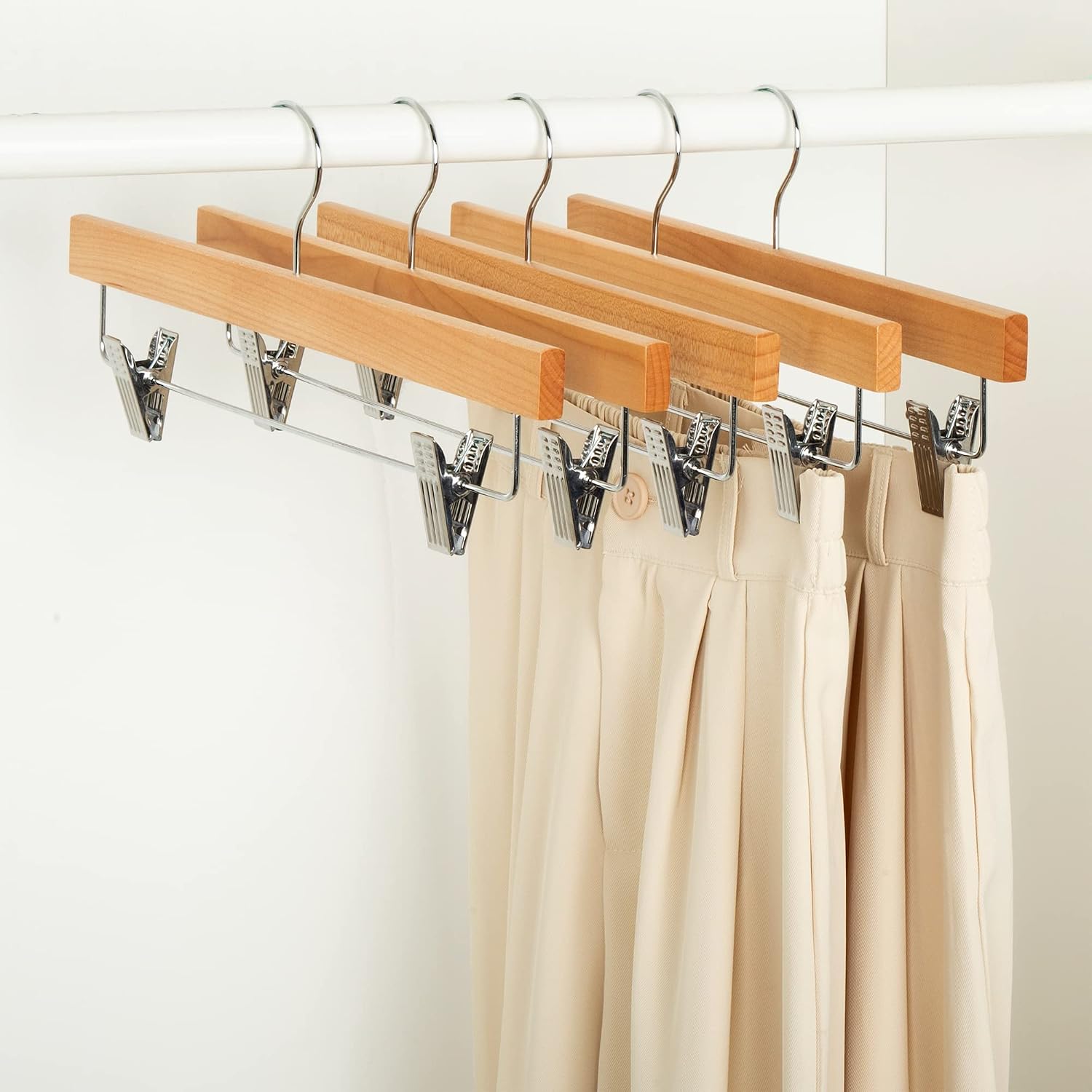Thumbnail 5 de Amazon Basics Perchas de Madera con Clips, Pack de 10