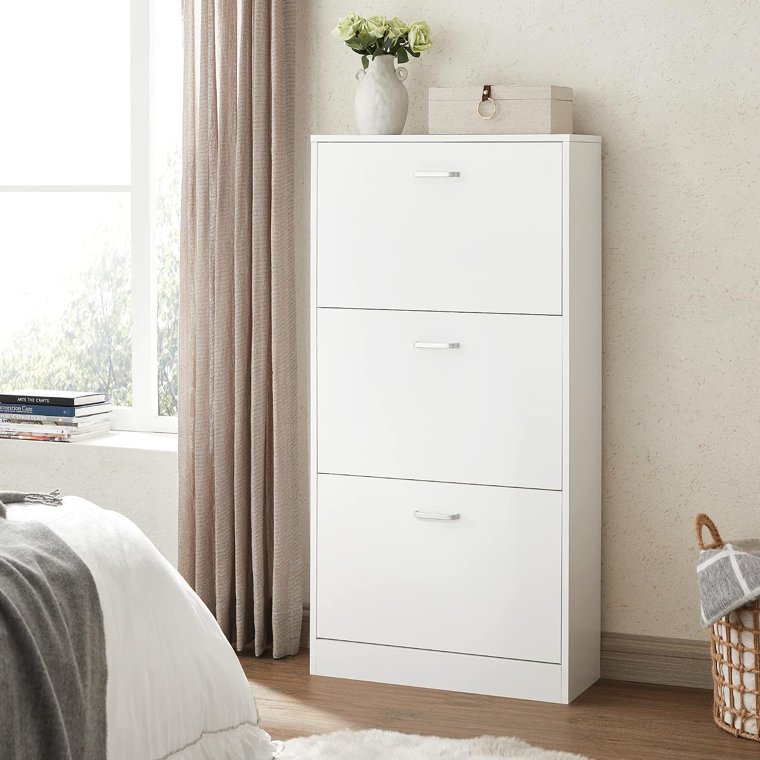 Detalle de VASAGLE LBC03WT 3-Door Shoe Cabinet, Slim White Cupboard with Adjustable Tiers