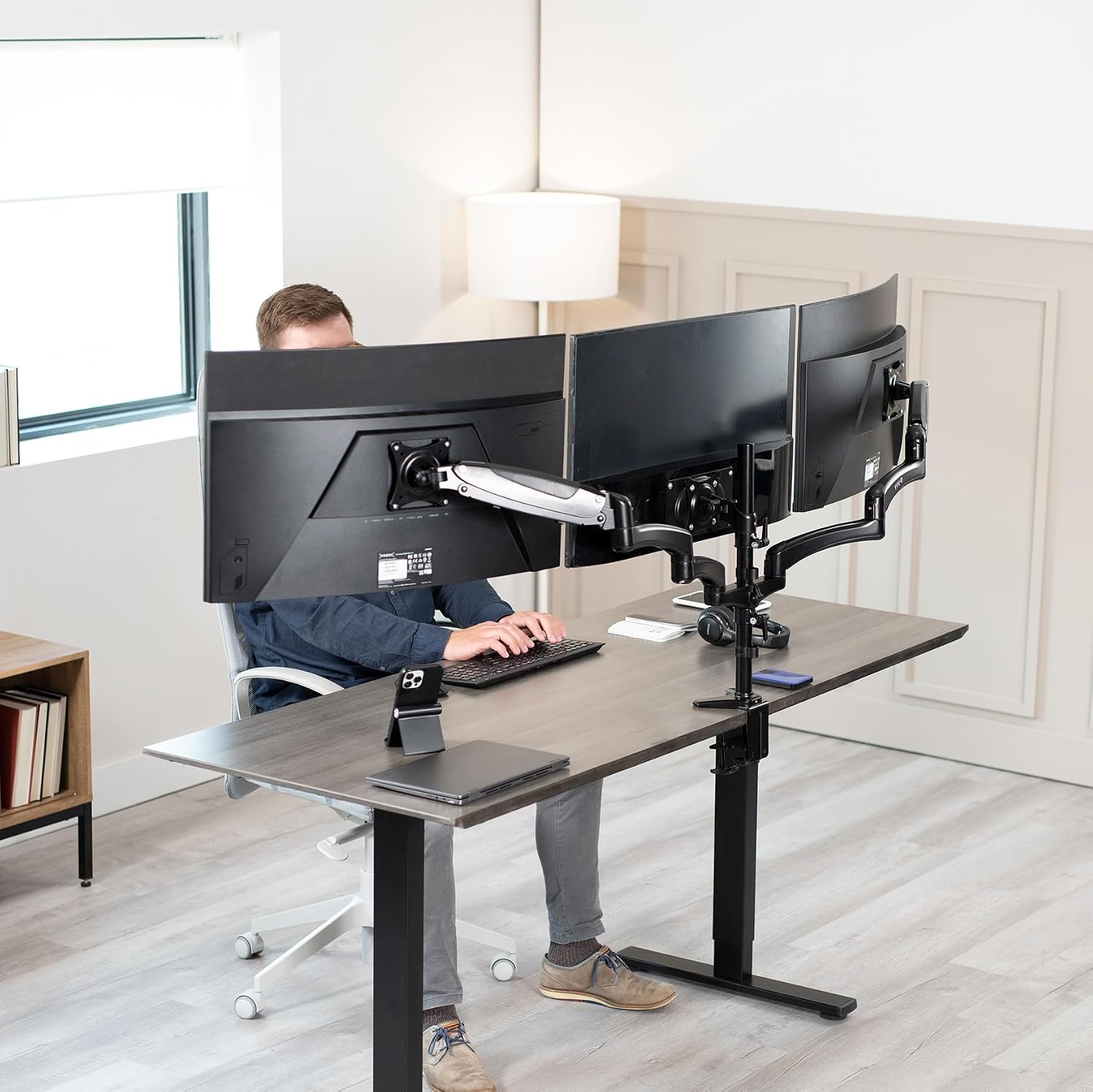 Detalle 2 de VIVO STAND-V300G: Triple Pneumatic Monitor Mount for 3 Screens (17"–32", 17.6 lbs each) with Heavy-Duty Desk Stand