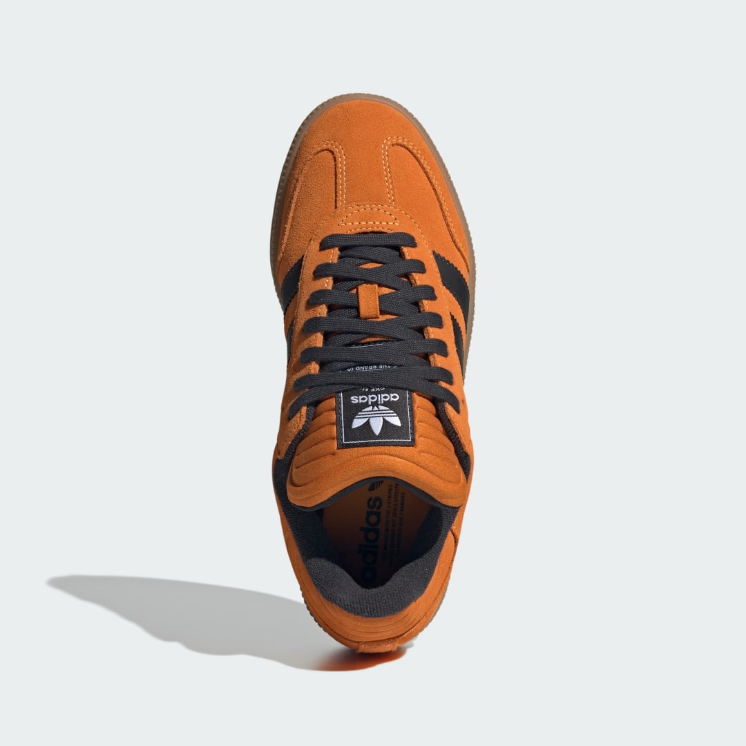Detalle 2 de Adidas Samba XLG en naranja: zapatilla icónica para uso urbano con toque moderno