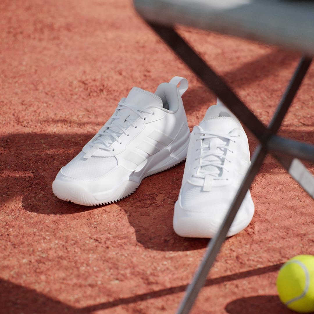 Detalle de Zapatilla de tenis Avaflash de Adidas: comodidad y estilo en blanco para entrenos y partidos