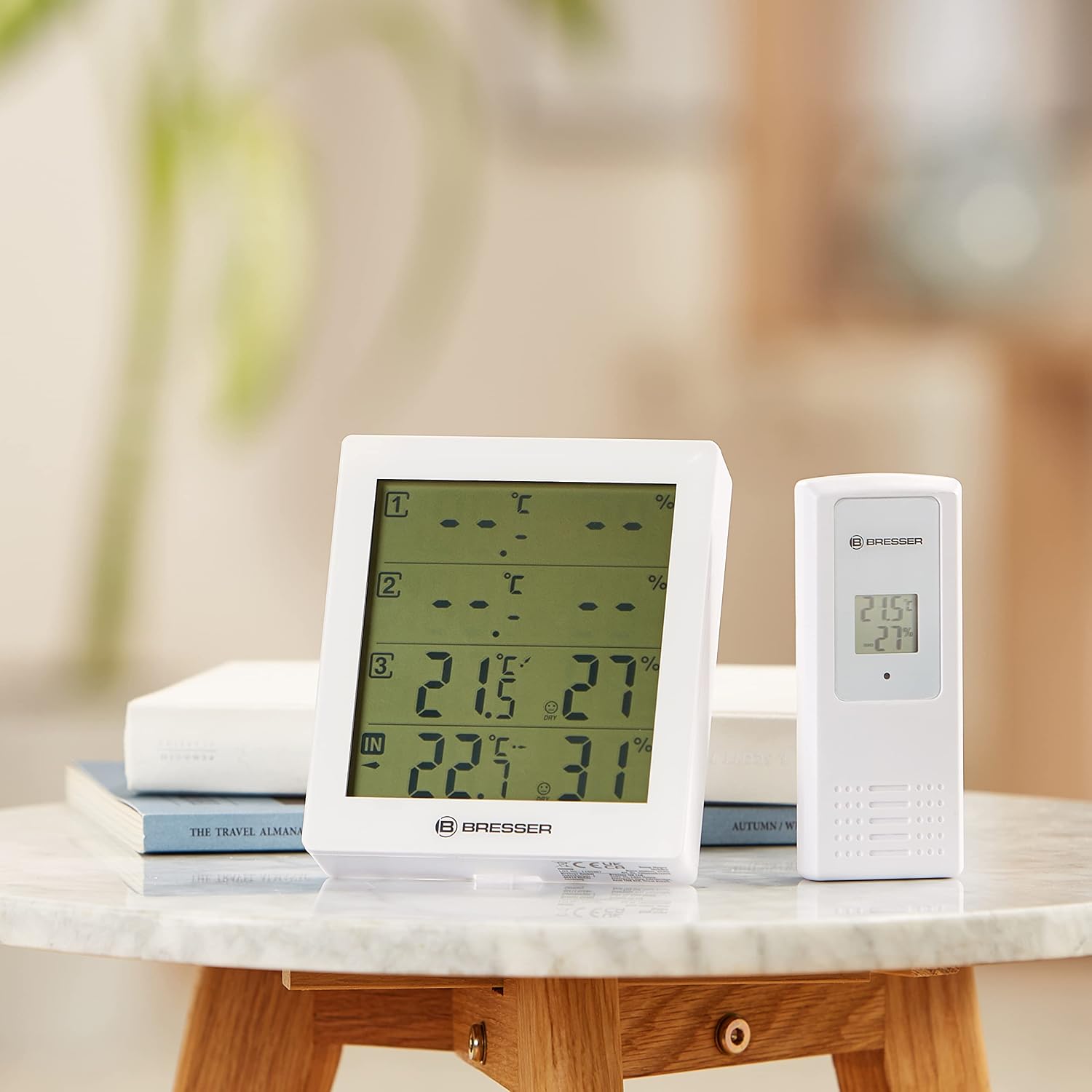 Detalle de BRESSER termoiogrometro bianco con 3 sensori remoti e stazione base LCD