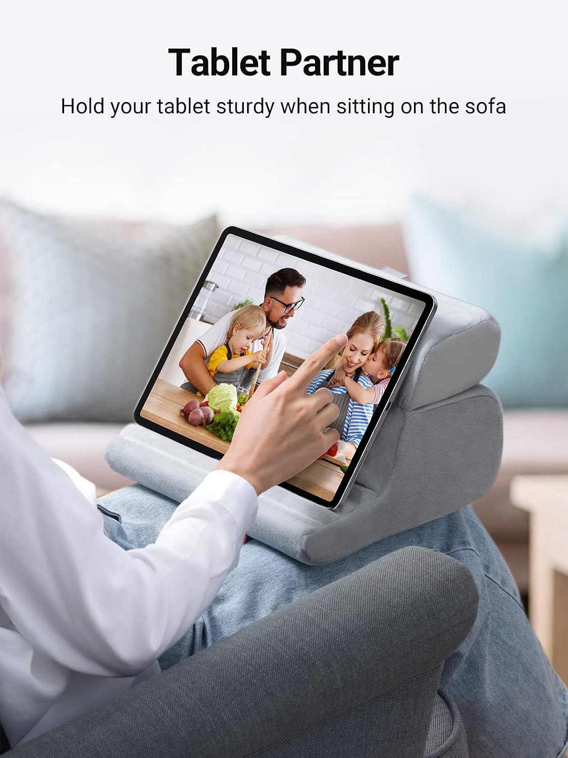 Detalle 2 de UGREEN Soft iPad Cushion Tablet Pillow Stand (Gray) with 3-Stage Viewing Angles