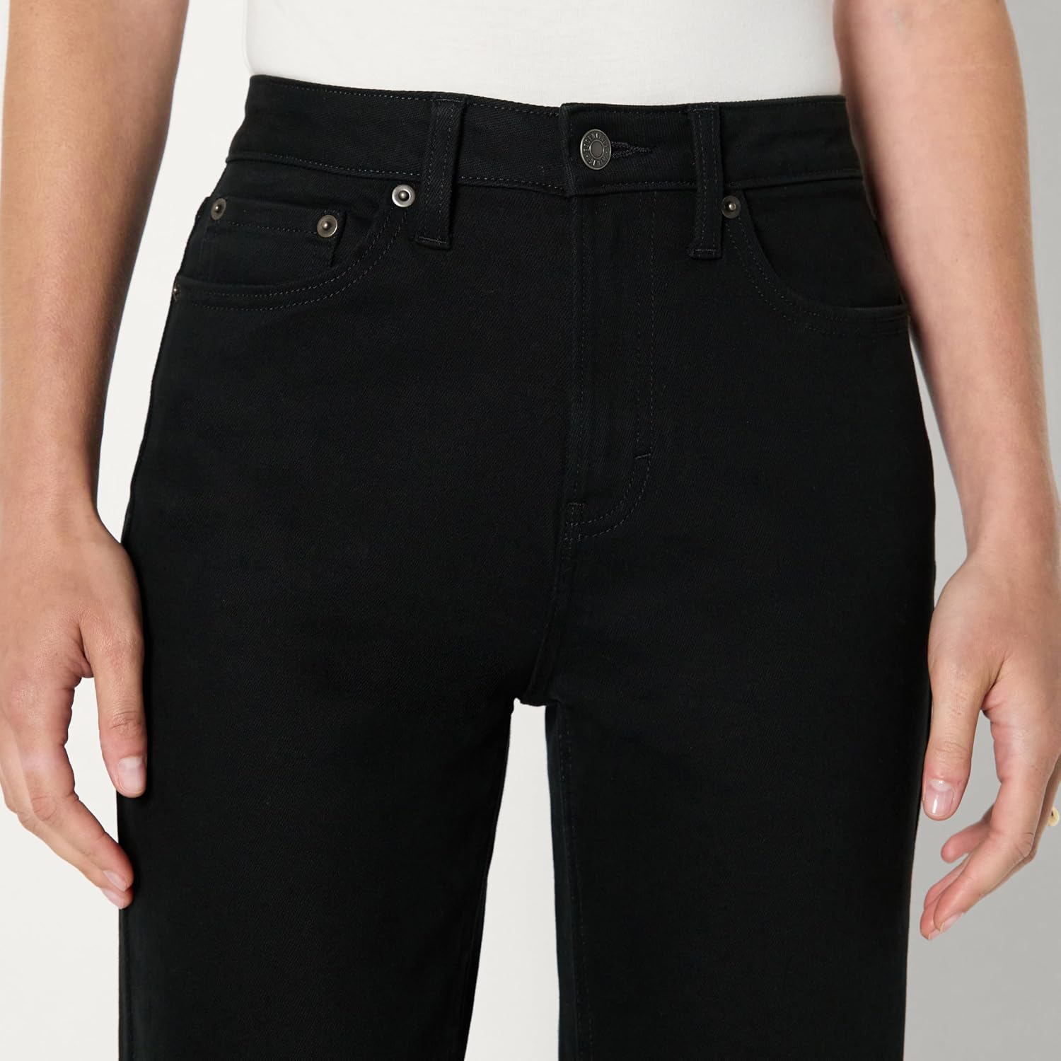 Detalle 1 de Amazon Essentials Jeans a Vita Alta a Gamba Dritta Donna, Nero, Corto 42-44