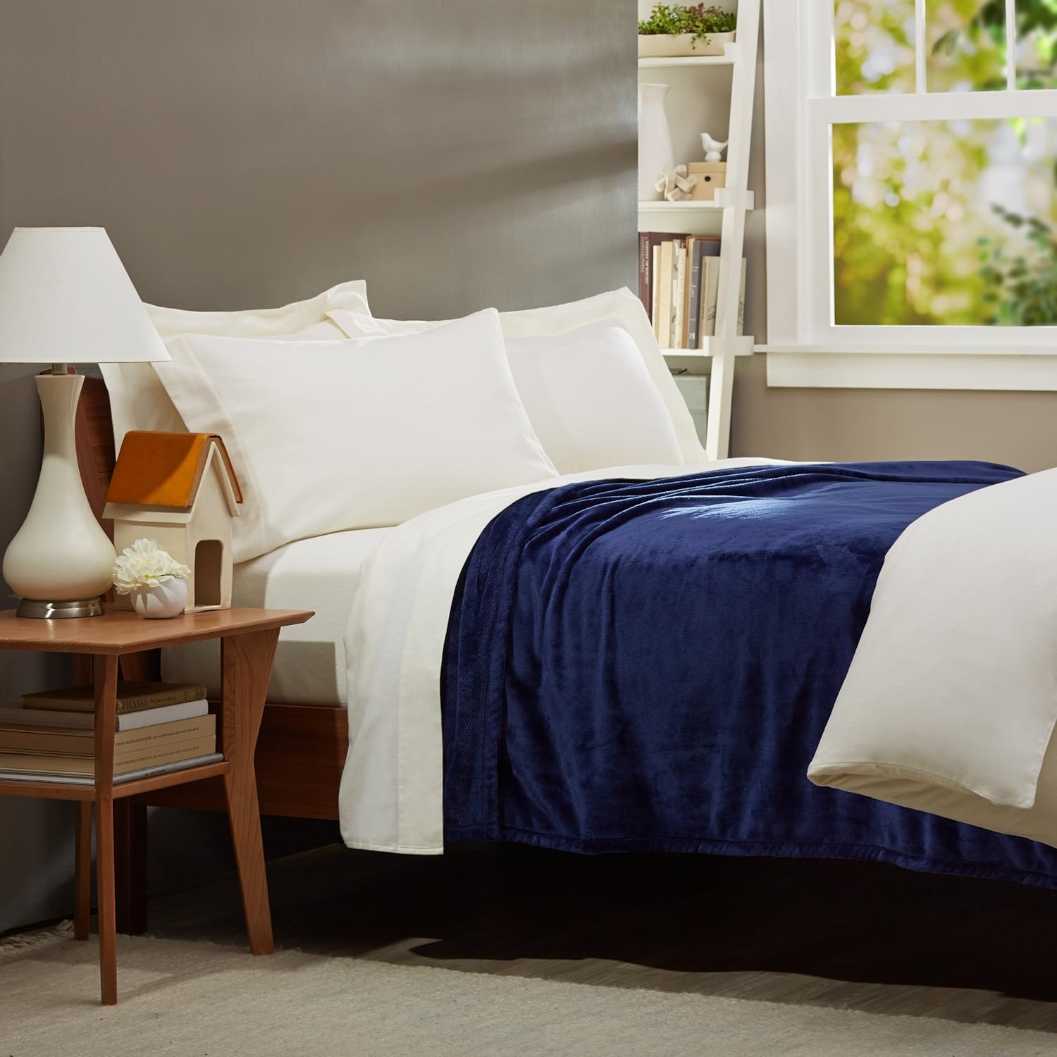 Thumbnail 4 de Amazon Basics Soft Velvet Plush Throw Blanket, Navy Blue (168 x 229 cm)