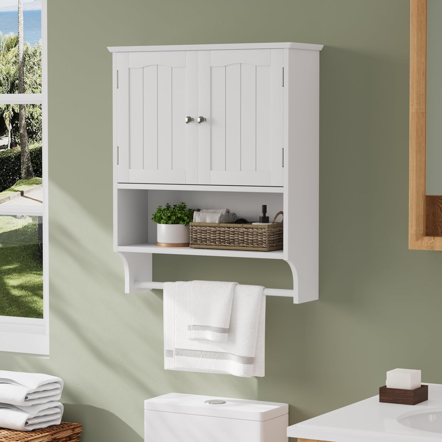 Detalle de Smuxee bathroom wall cabinet with towel bar, adjustable shelves and 2 doors