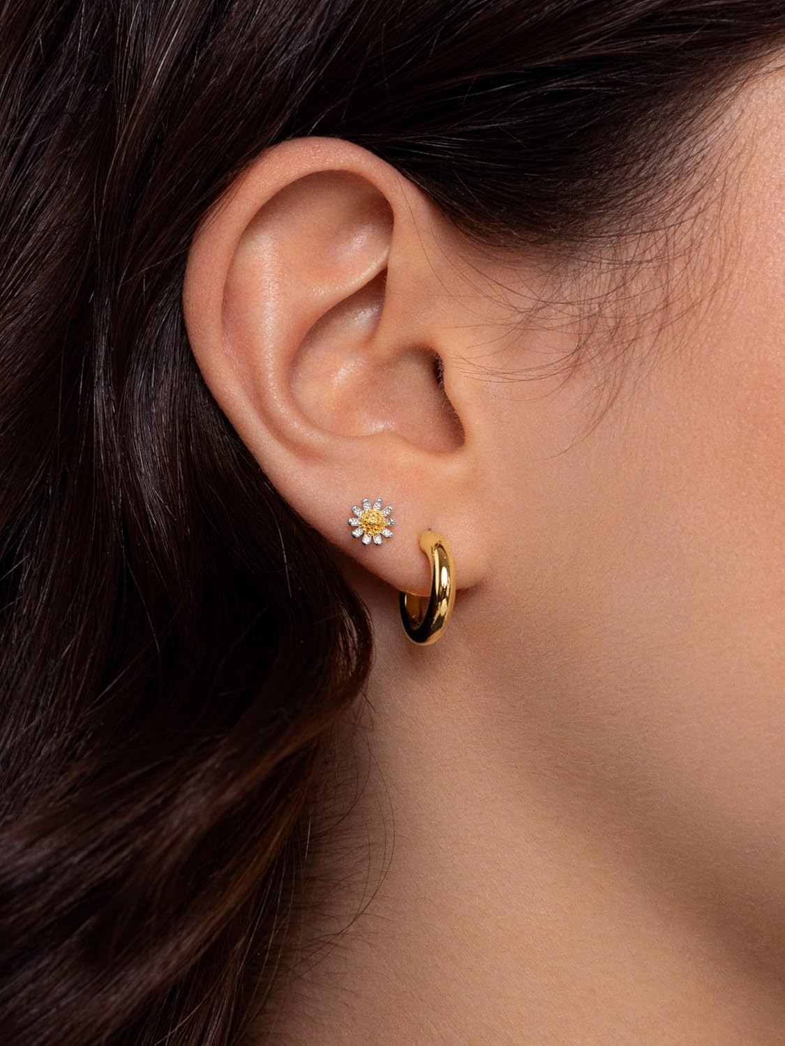 Detalle 2 de SINGULARU Pendiente Suelto Margarita, plata 925 bañada 18Kt 💍