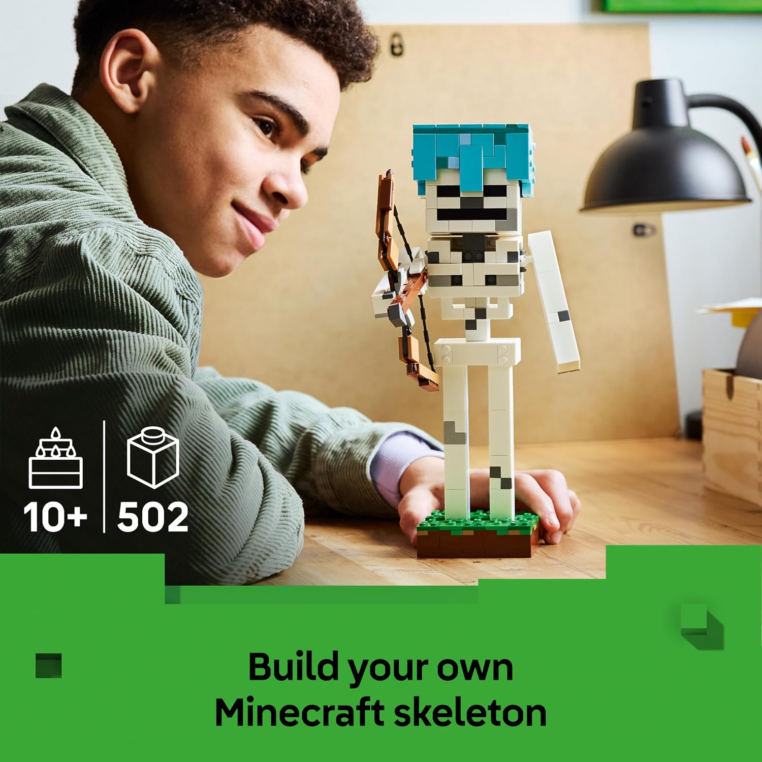 Detalle de LEGO Minecraft The Skeleton Toy – Figure with Diamond Helmet, Bow & Arrow and Grass Base (21594)