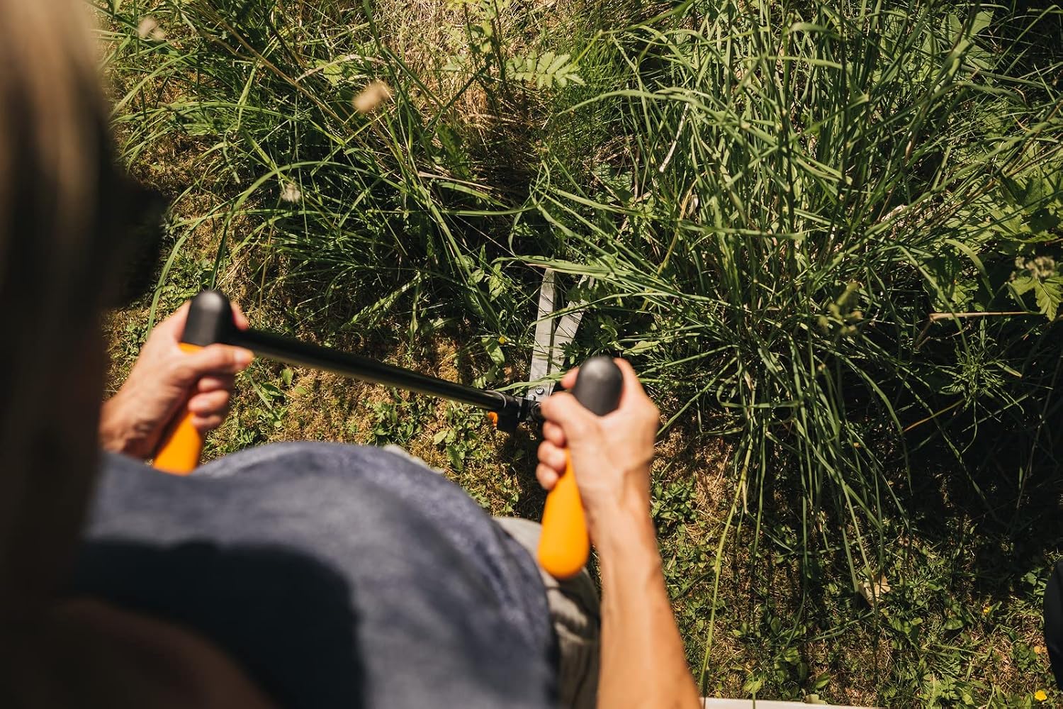 Detalle 2 de Fiskars PowerLever GS53 häck- och grässax med vinklingsbart huvud