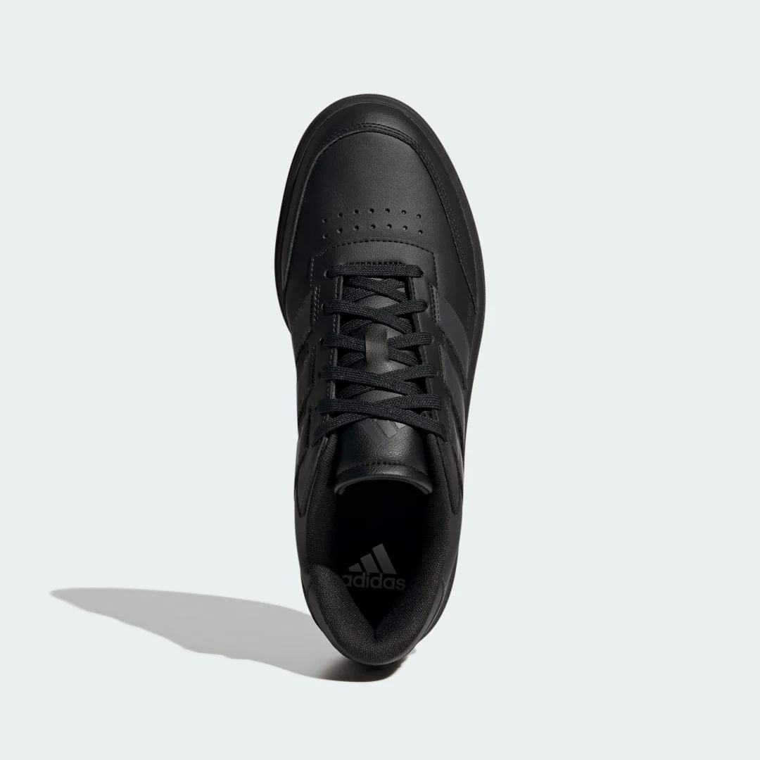 Detalle de Zapatilla Courtblock de Adidas en Negro: estilo urbano y comodidad para el día a día