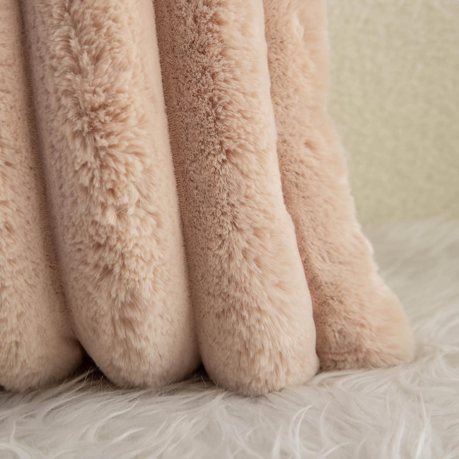 Thumbnail 4 de Neelvin 2er-Set Plüsch-Kissenhüllen aus Kunstpelz (Kamel, 55x55 cm)