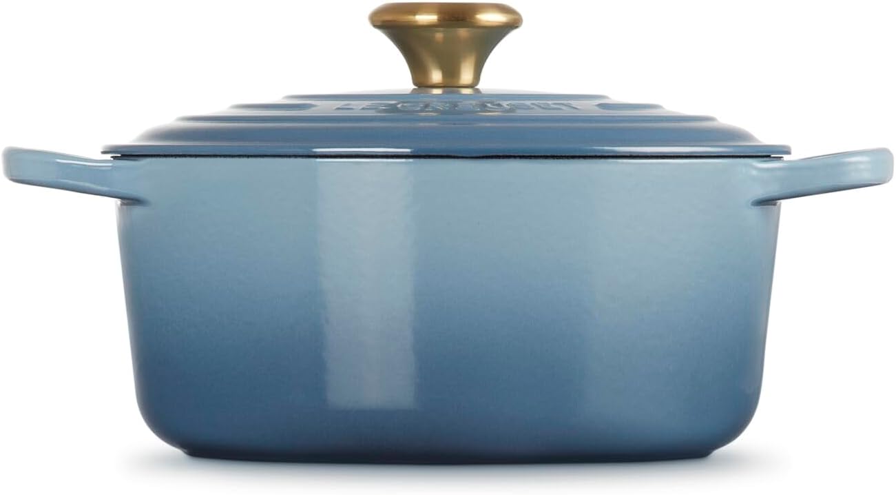 Detalle de Le Creuset Signature Gusseisen-Bräter mit Deckel Ø 24 cm (4,2 l) Rund, Chambray – für alle Herdarten inkl. Induktion
