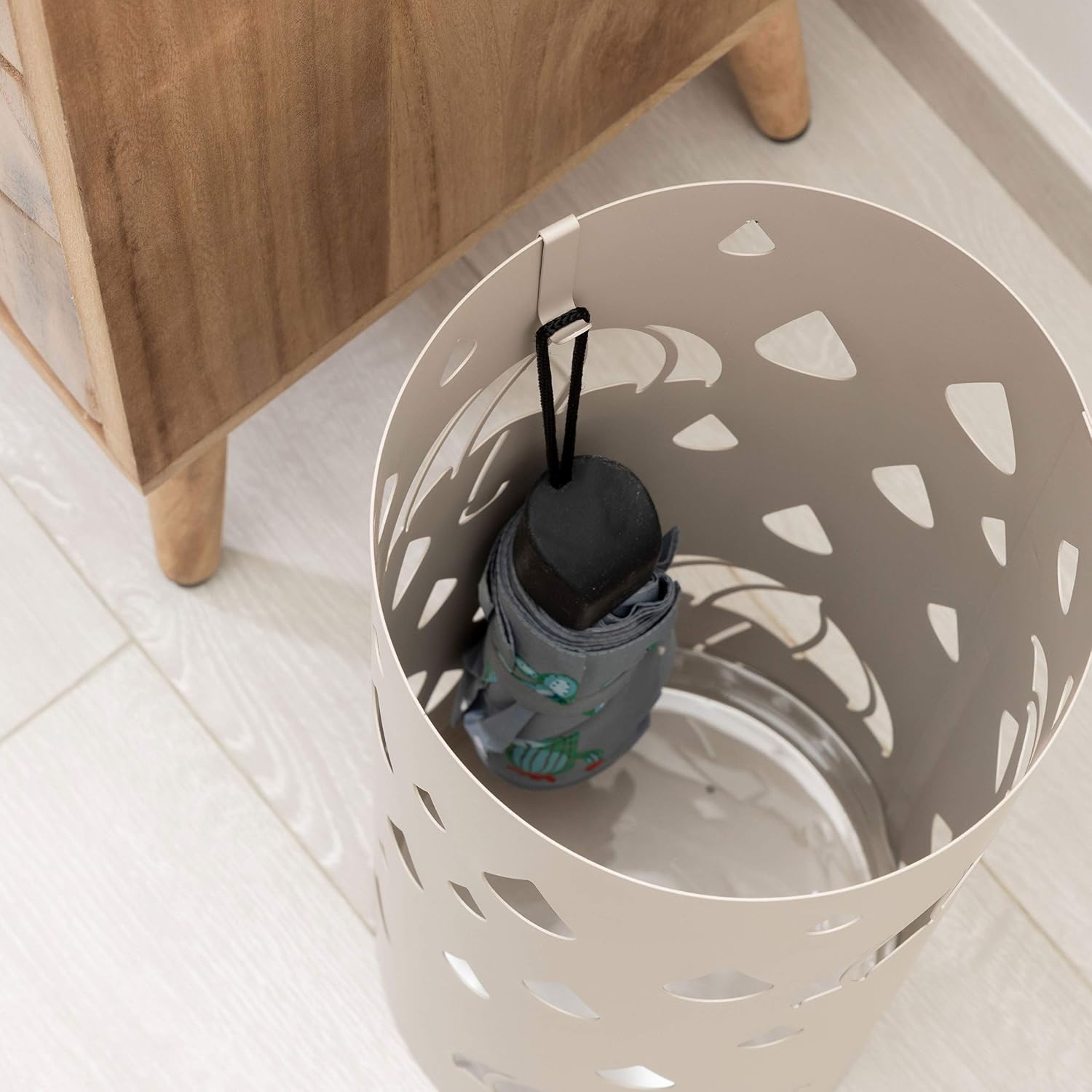 Detalle de Baroni Home Portaombrelli Cilindrico in Metallo con Intagli a Forma di Pioggia – Grigio Tortora 19×19×49 cm