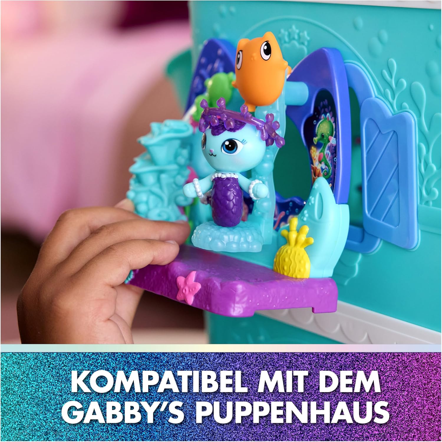 Detalle 2 de DREAMWORKS GABBY’S DOLLHOUSE: Der Film – Balkon-Spielset „Merkätzchens Aquarium“ (7-teilig)