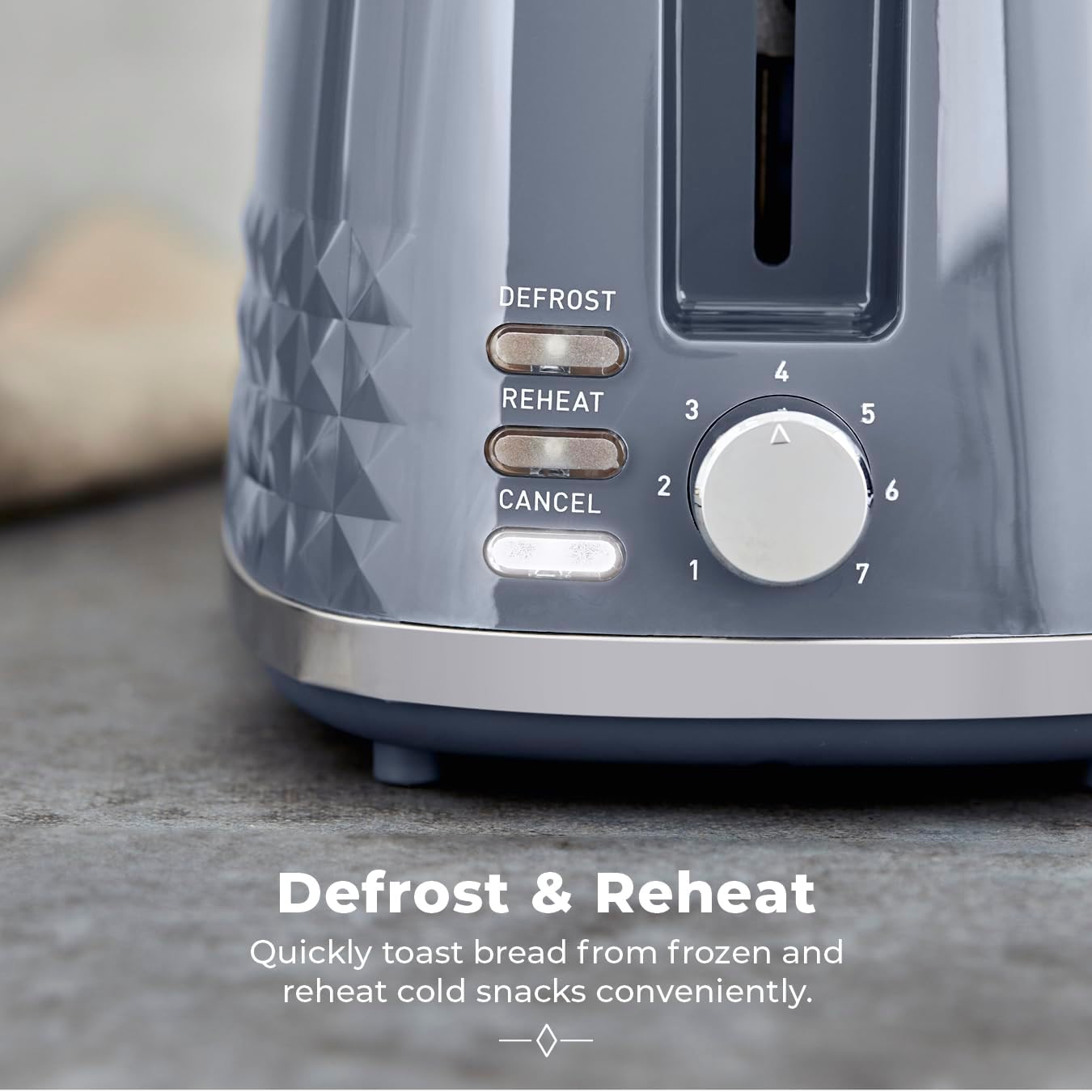 Detalle 2 de Tower T20082GRY Solitaire 2 Slice Toaster: a practical, stylish addition to a busy kitchen