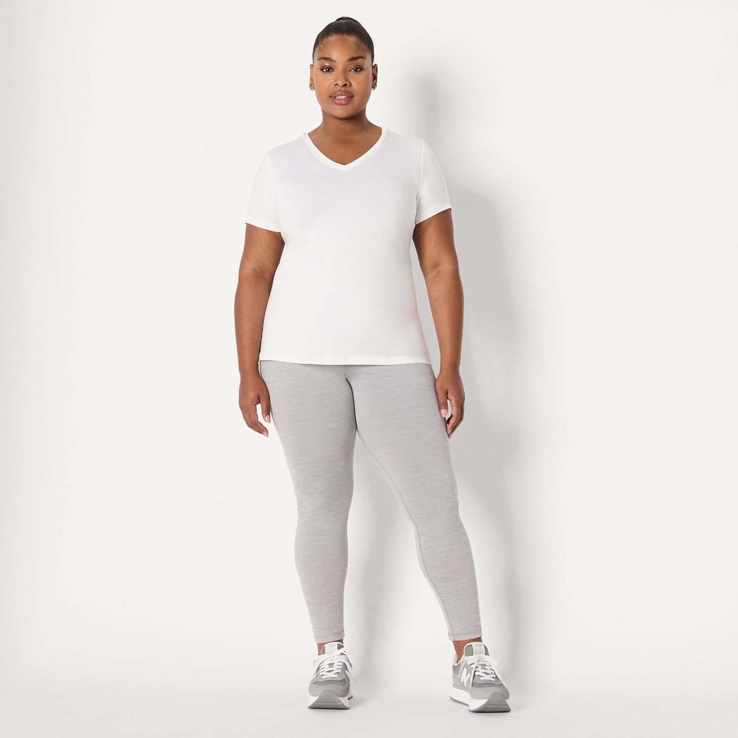Thumbnail 6 de Amazon Essentials Damen Active Quick-Dry Tech Stretch T-Shirt mit V-Ausschnitt, 2er-Pack (Kurzarm, in Übergröße erhältlich)
