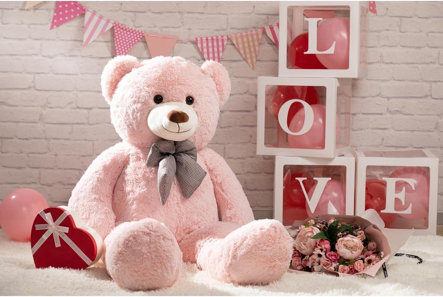 Detalle de HollyHOME Giant Pink Teddy Bear (47 Inches): A Soft, Versatile Plush for Hugging, Decorating and gifting