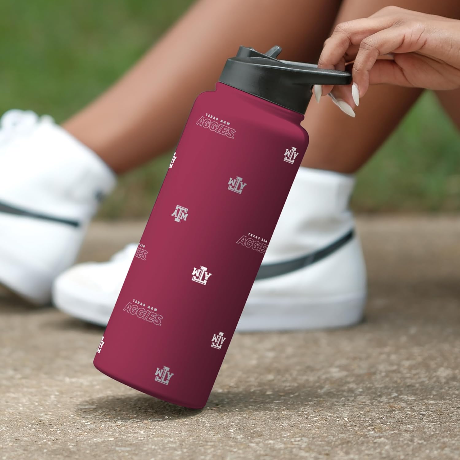 Detalle 2 de Logo Brands NCAA Texas A&M Aggies Step & Repeat 34 oz Stainless Steel Quencher Bottle with All-Over Logo