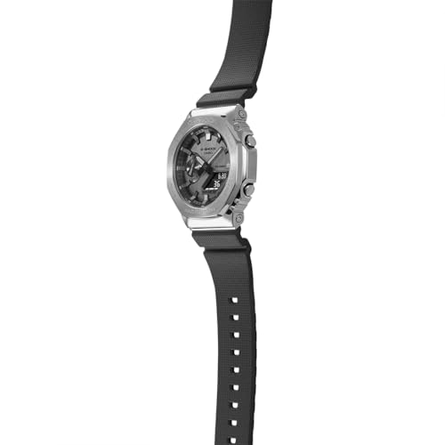 Detalle de Casio G-Shock GM-2100-1AER: A Tough, Solar-Powered Bluetooth Watch for Everyday Adventure
