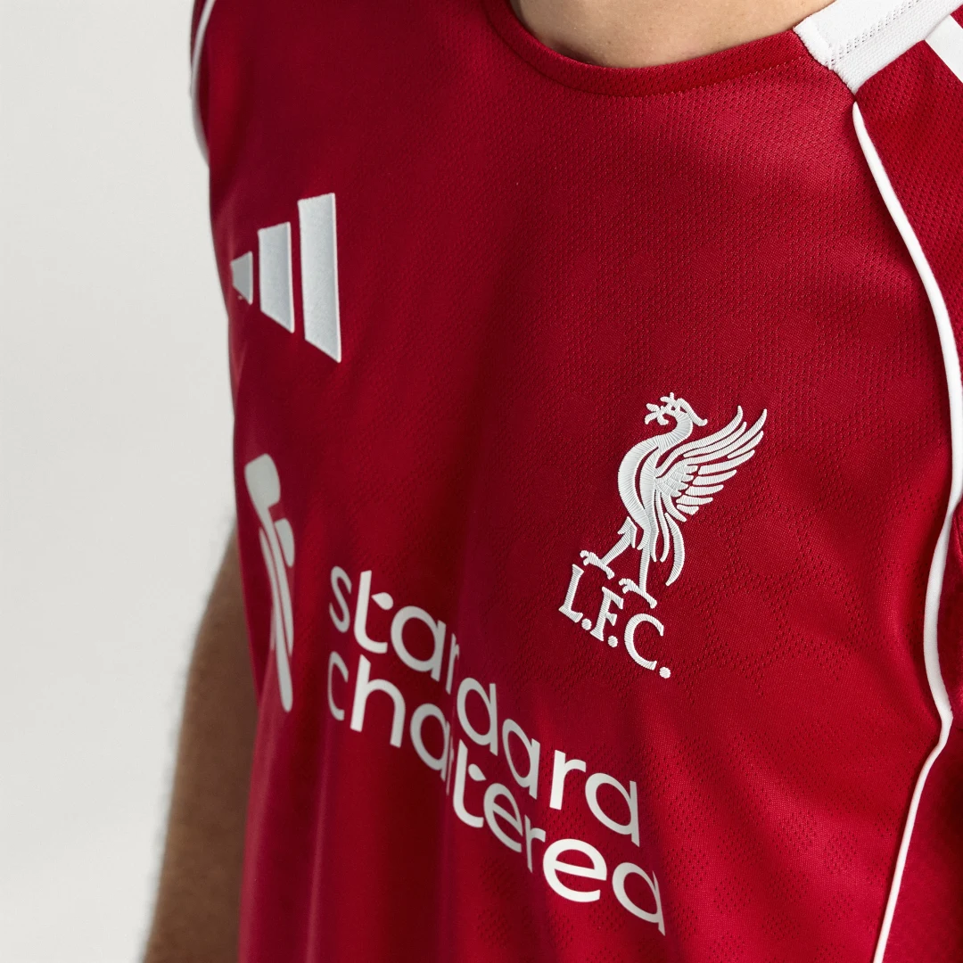 Detalle de Camiseta primera equipación Liverpool FC 25/26 Oficial – Adidas