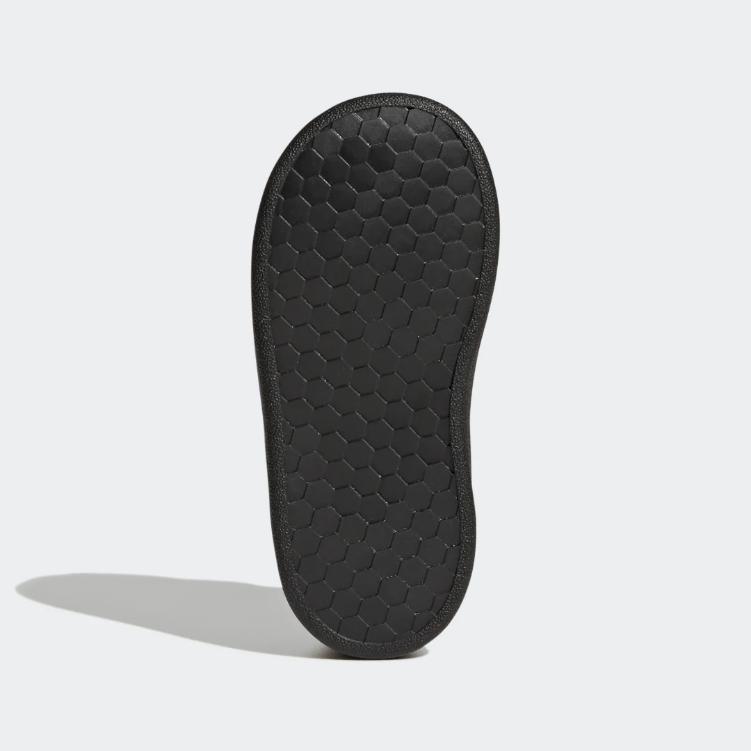 Detalle de Zapatilla Advantage Lifestyle Court Two Hook-and-Loop de Adidas: estilo y ajuste rápido en negro