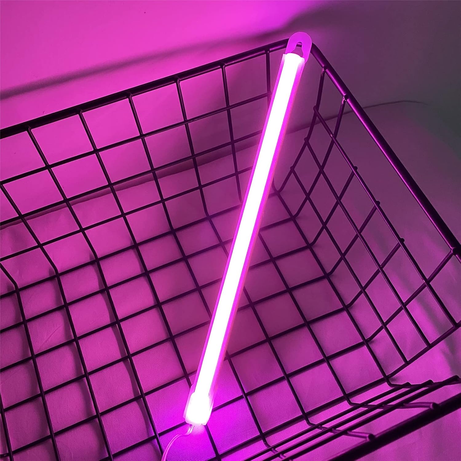 Detalle de DWOOKE LED Pink Neon Letters I lighted